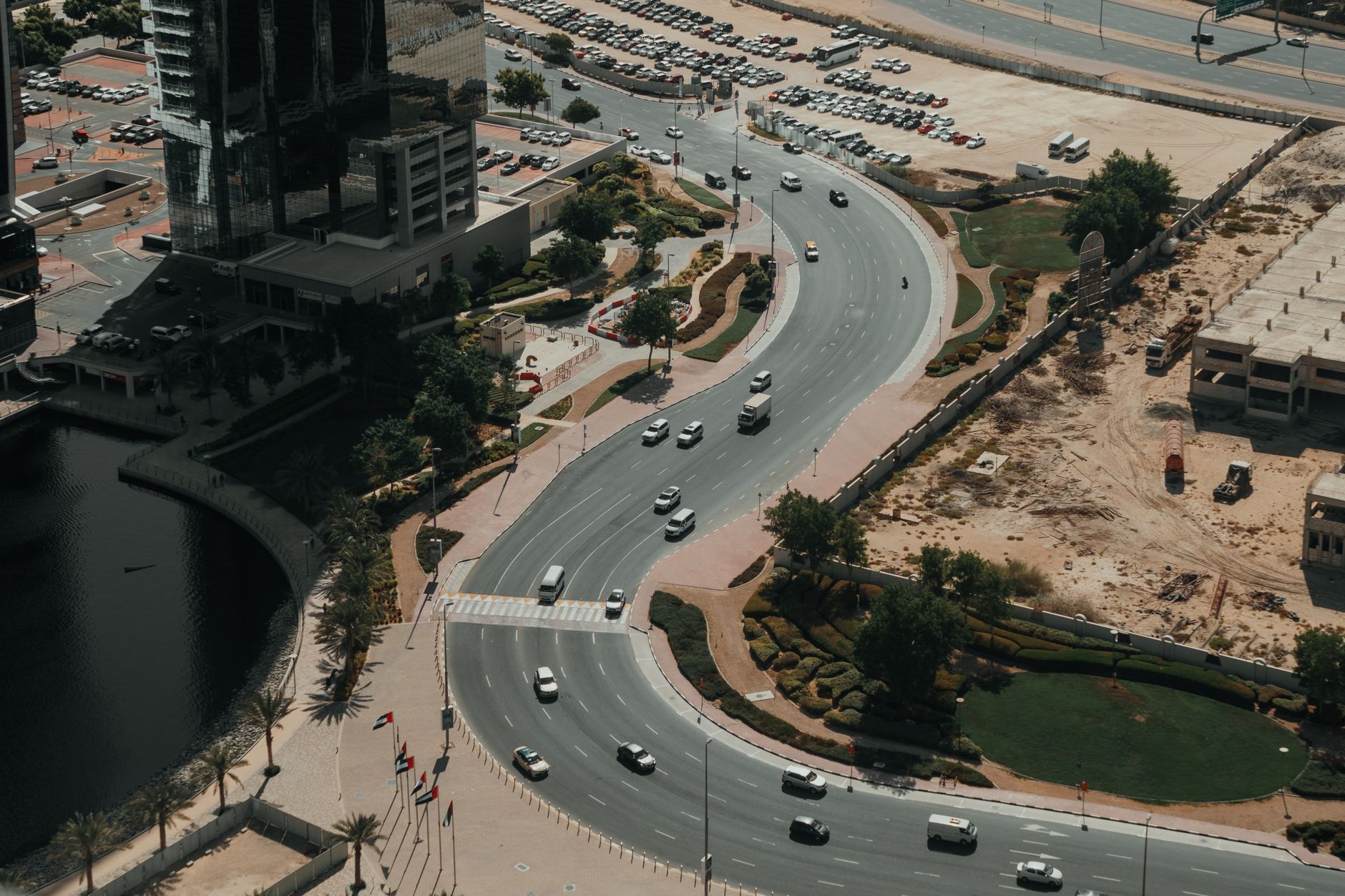Singapore and Malaysia Court Gulf Capital for Green Infrastructure as Emerging Markets Enter Rate‑Cut Cycle