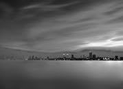 黑白城市景观优雅，天际线引人注目，水面模糊