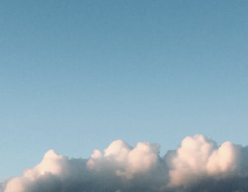 Foto profissional grátis de atraente, céu azul, descansar