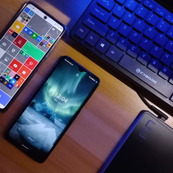 Due smartphone su una scrivania