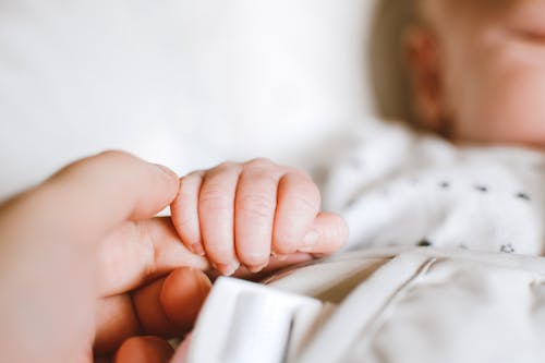 Ücretsiz Bebeğin Elini Tutan Kişi Stok Fotoğraflar