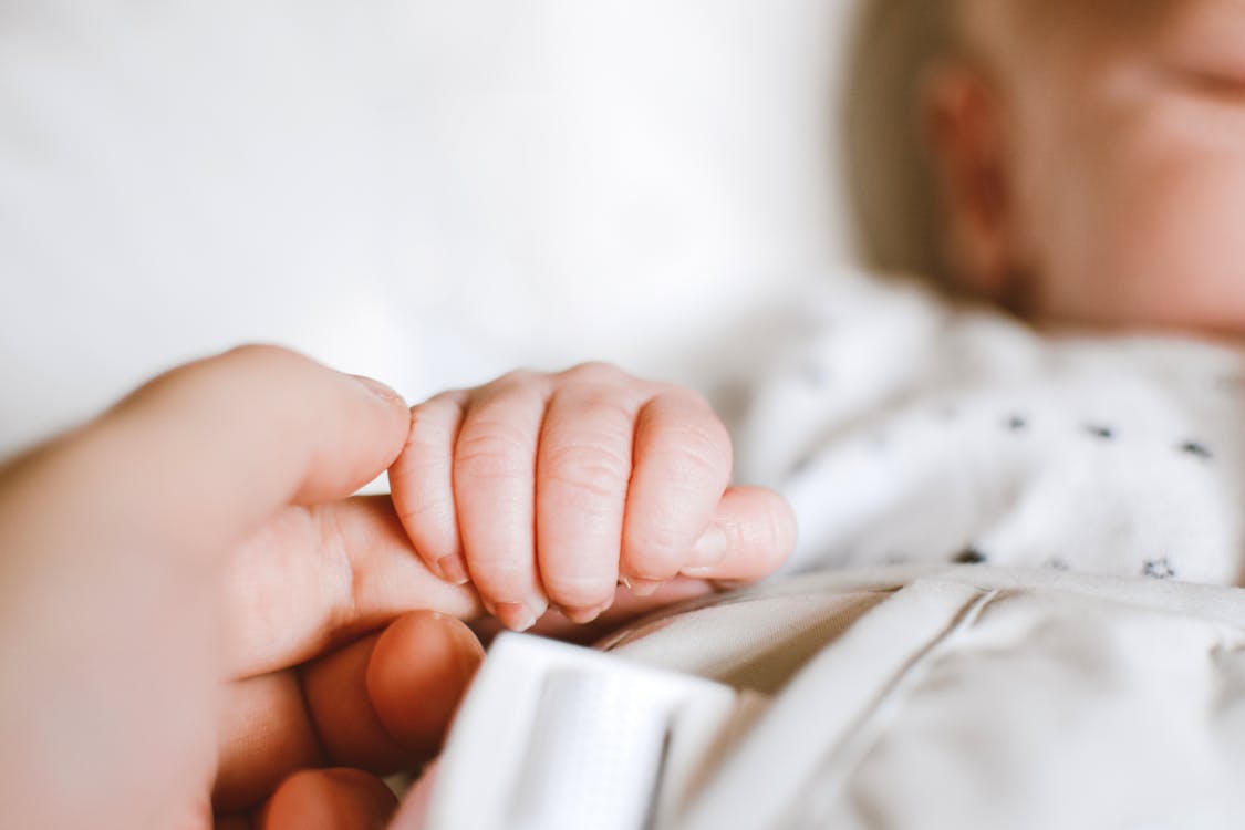 Kostenlos Person, Die Babys Hand Hält Stock-Foto