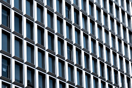 现代建筑立面特写，玻璃窗图案重复出现