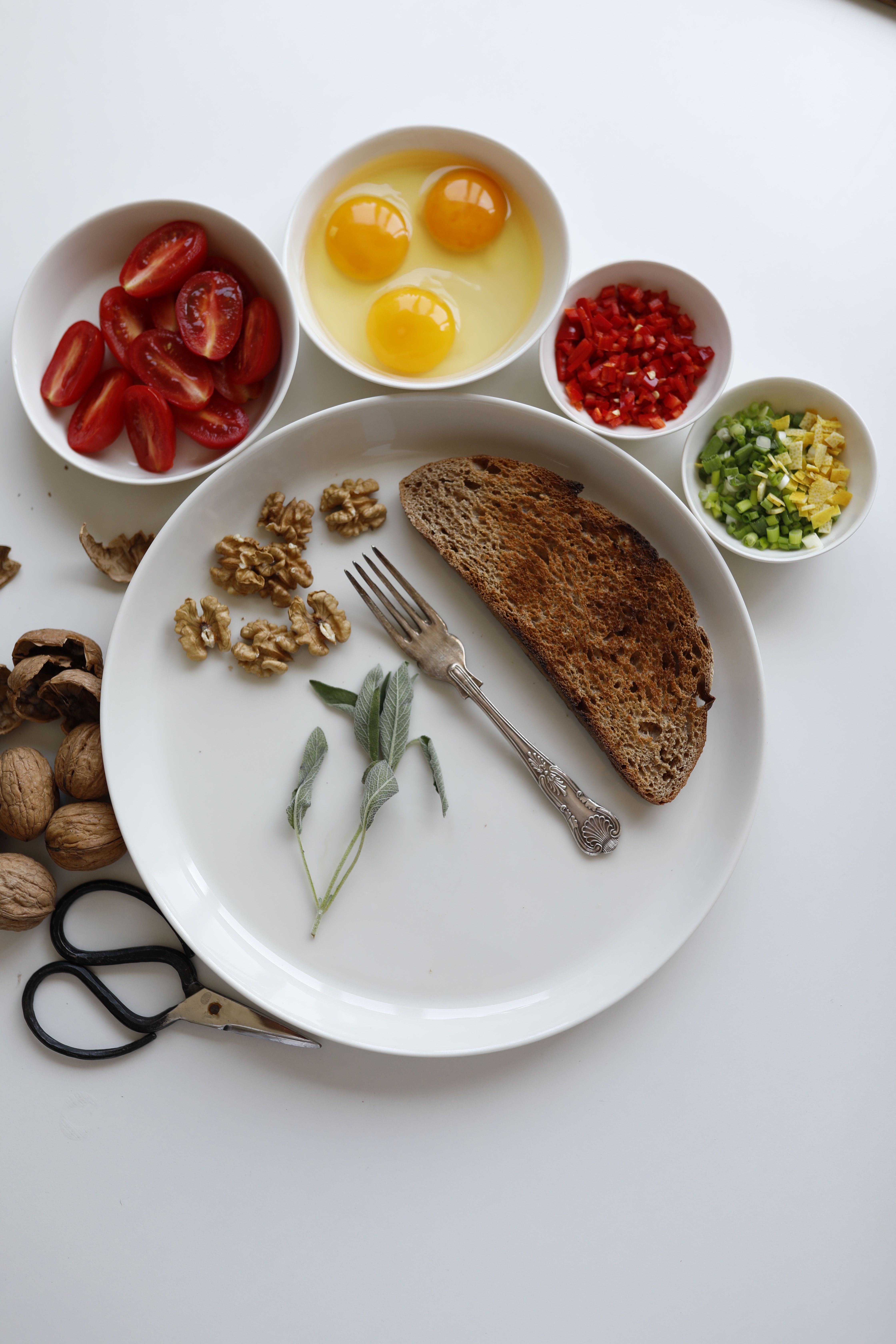 strawberry salad recipe — Toasted Walnuts. Photo: Pexels