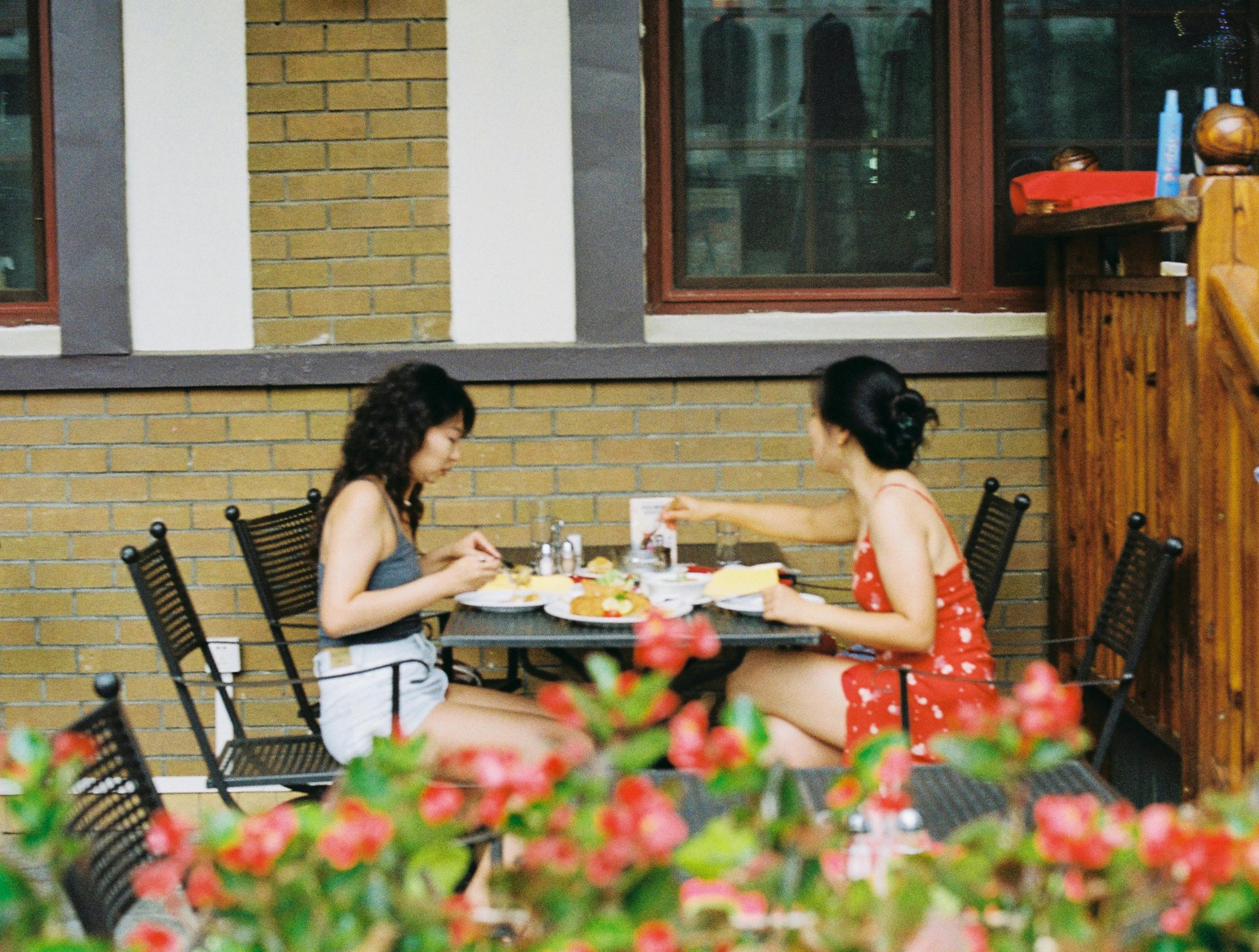 Women in space and meal planning for space travel — Photo by 小和尚 温柔的 on Pexels