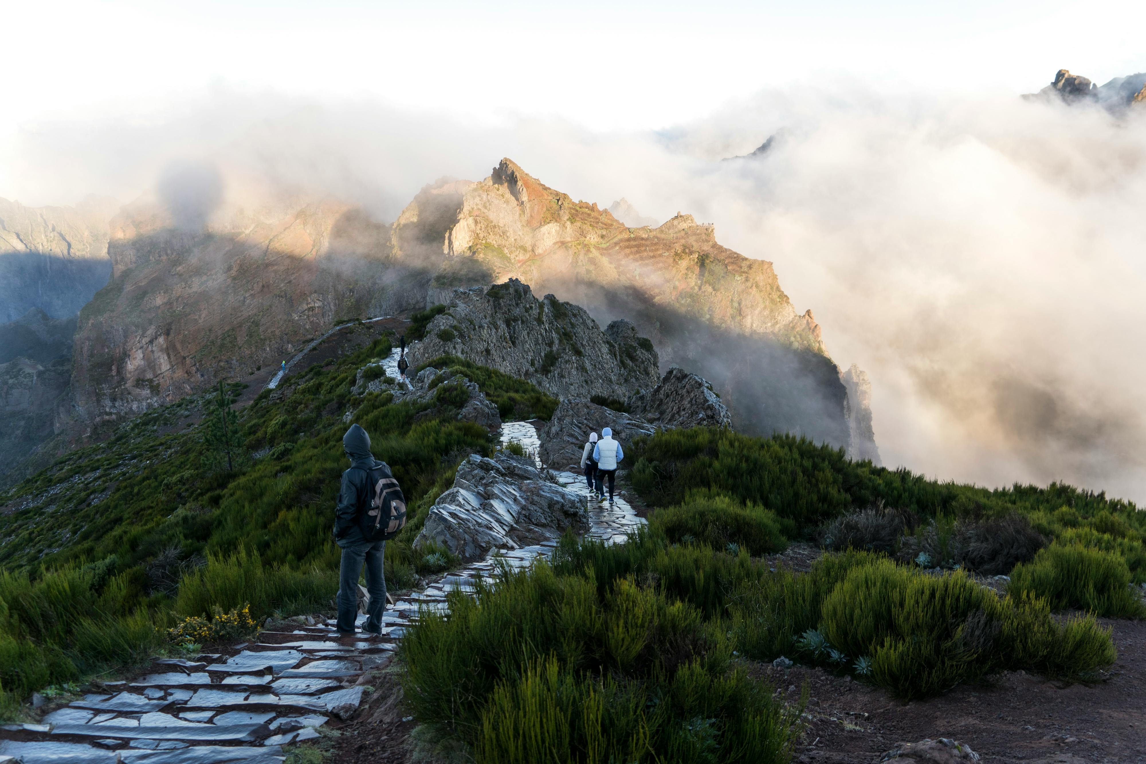 Zamlžené stezky Pico Arieiro, Madeira s výhledy na hory