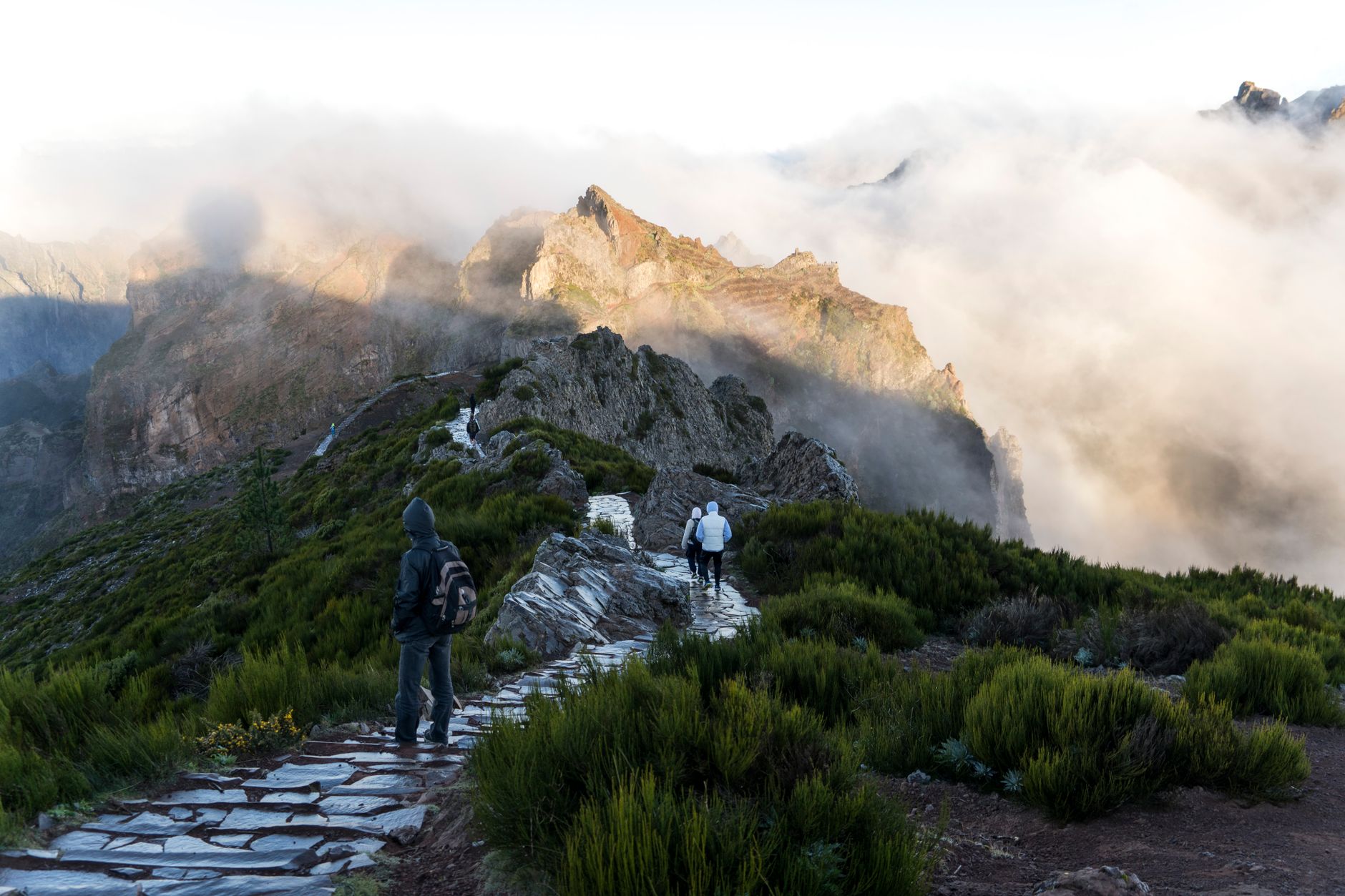 Zamlžené stezky Pico Arieiro, Madeira s výhledy na hory