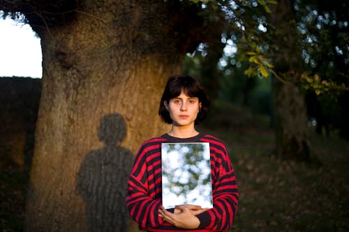 무료 나무 근처에 서있는 여자 스톡 사진