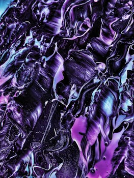 一幅充满活力的紫色色调和动态纹理的抽象表现主义绘画
