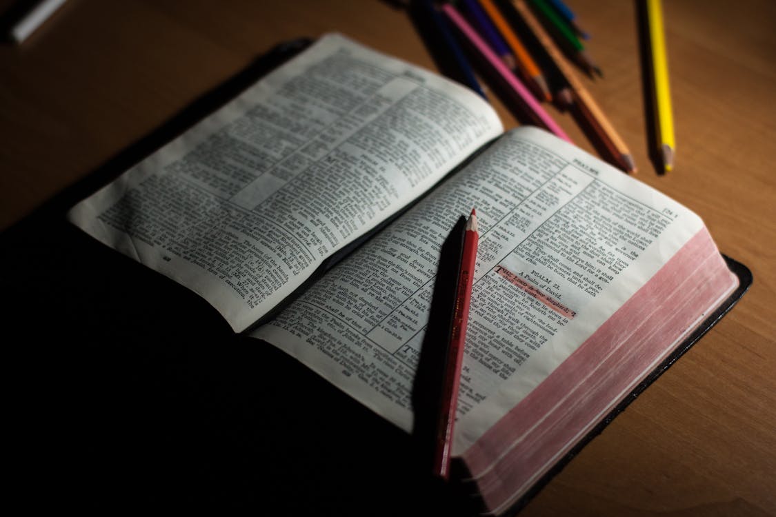 Free 打开圣经页上的粉红色铅笔和粉红色 Stock Photo