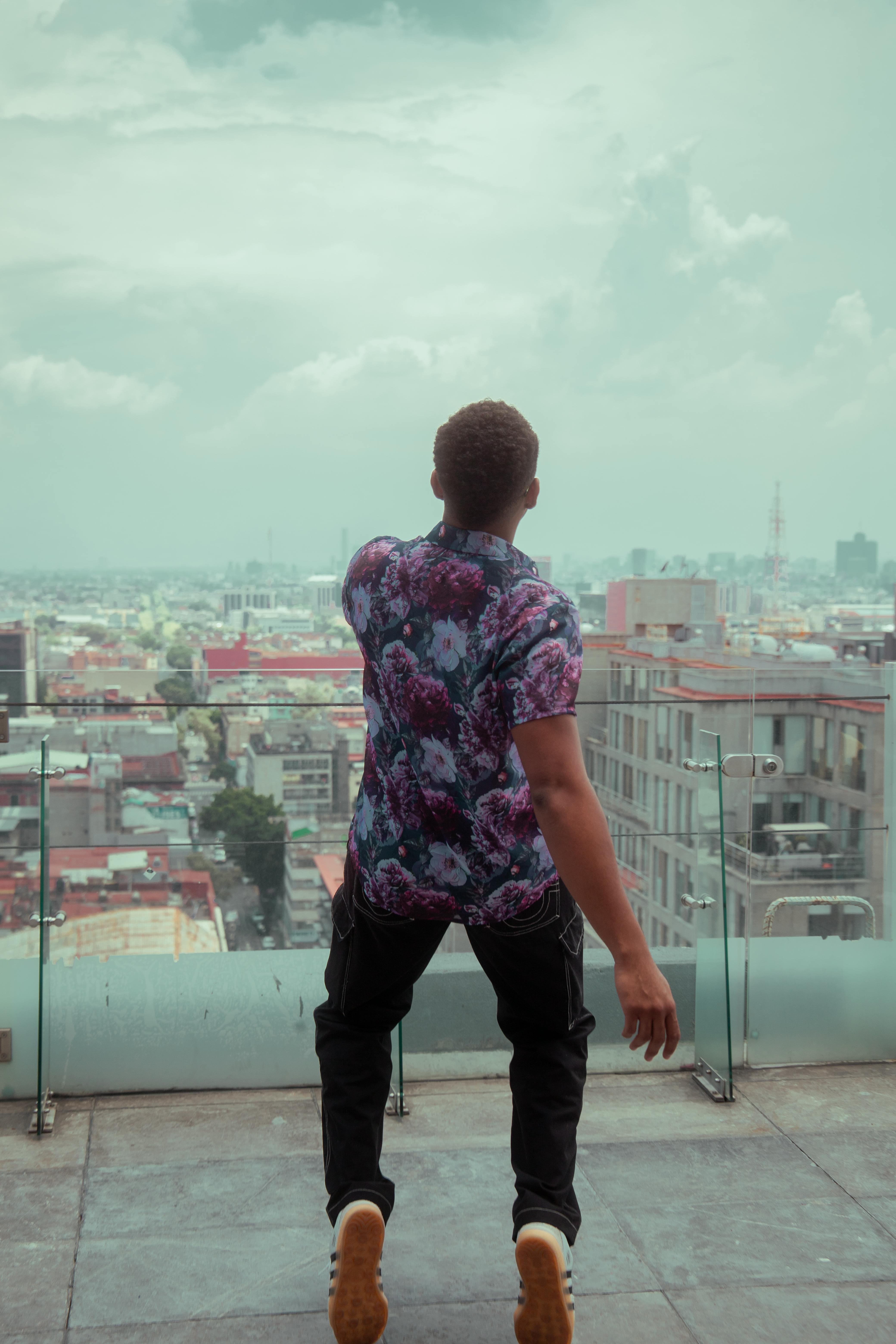 Gratis stockfoto met achteraanzicht, architectuur, bloemen shirt Stockfoto