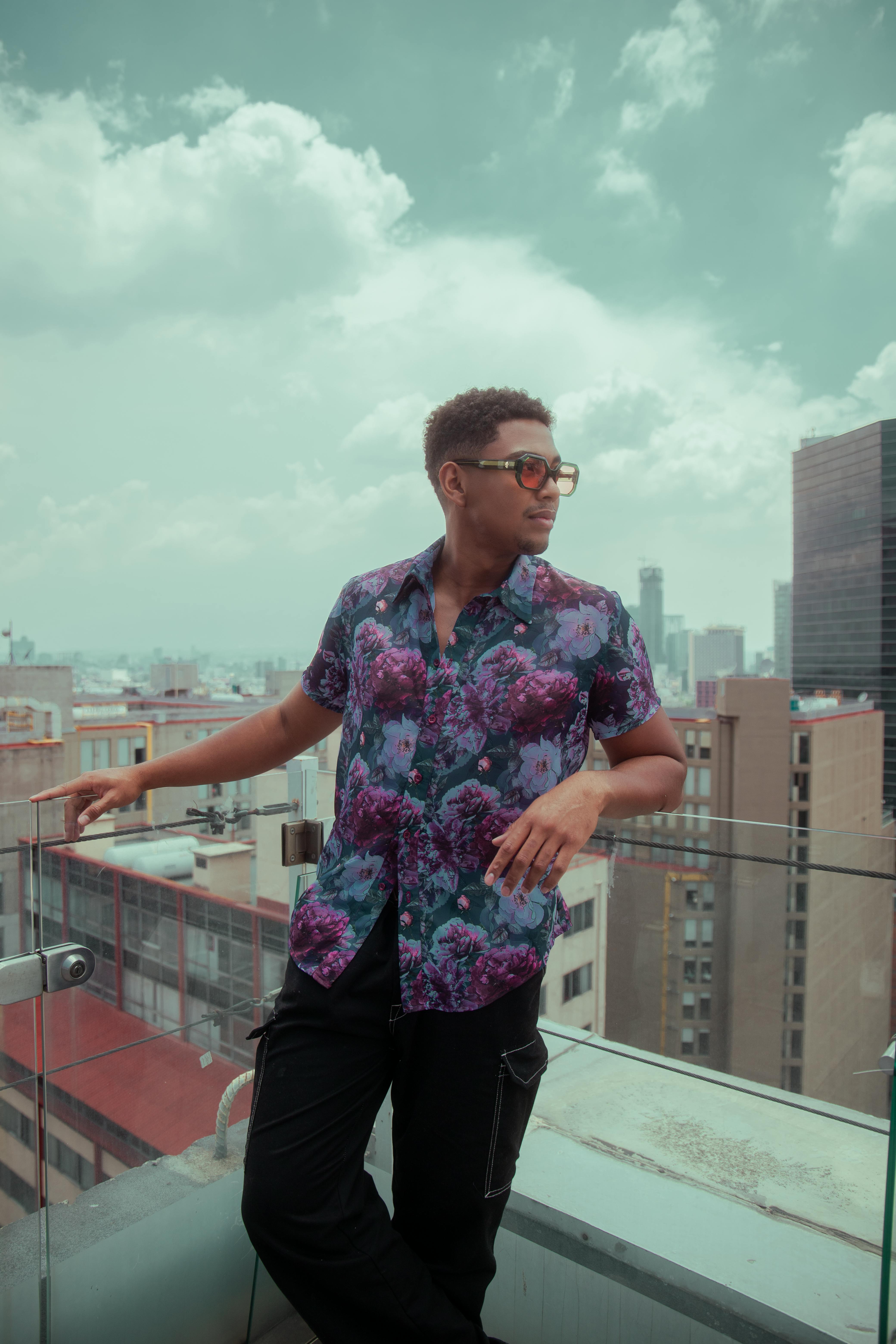 Gratis stockfoto met architectuur, bewolkte lucht, bloemen shirt Stockfoto