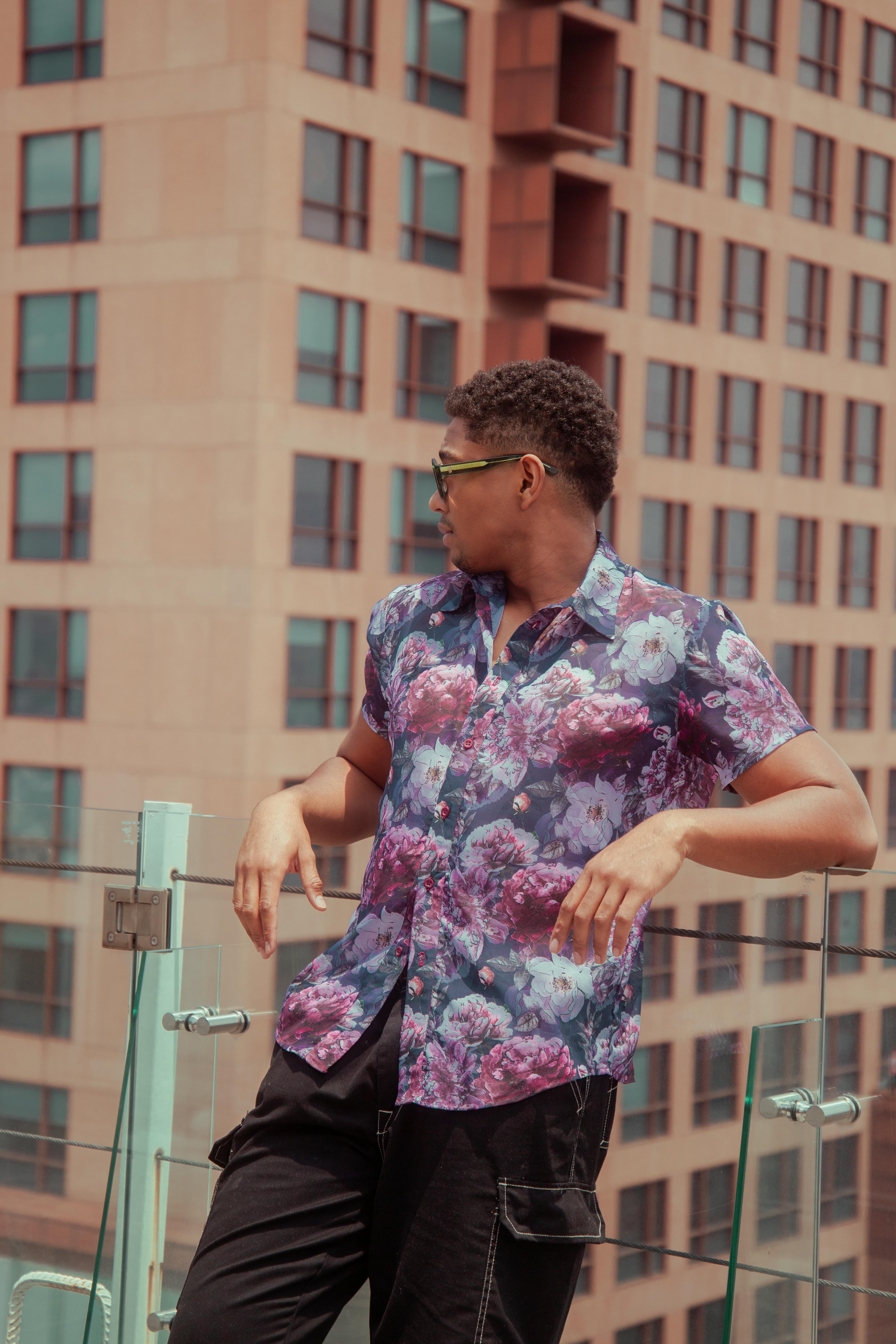 Gratis stockfoto met architectuur, binnenstad, bloemen shirt Stockfoto