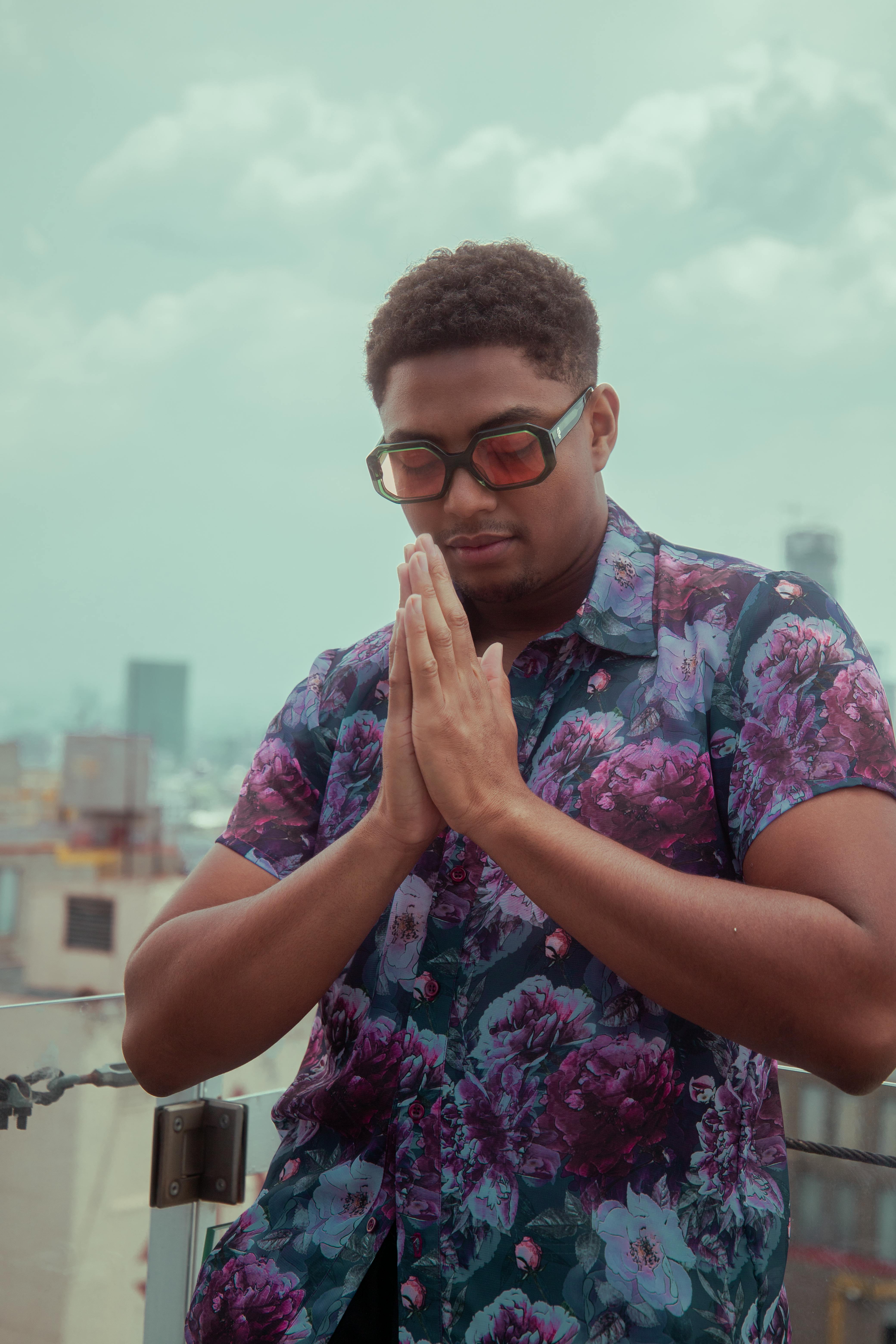 Kostenlos Kostenloses Stock Foto zu ausdruck, bewölkter tag, blumenhemd Stock-Foto