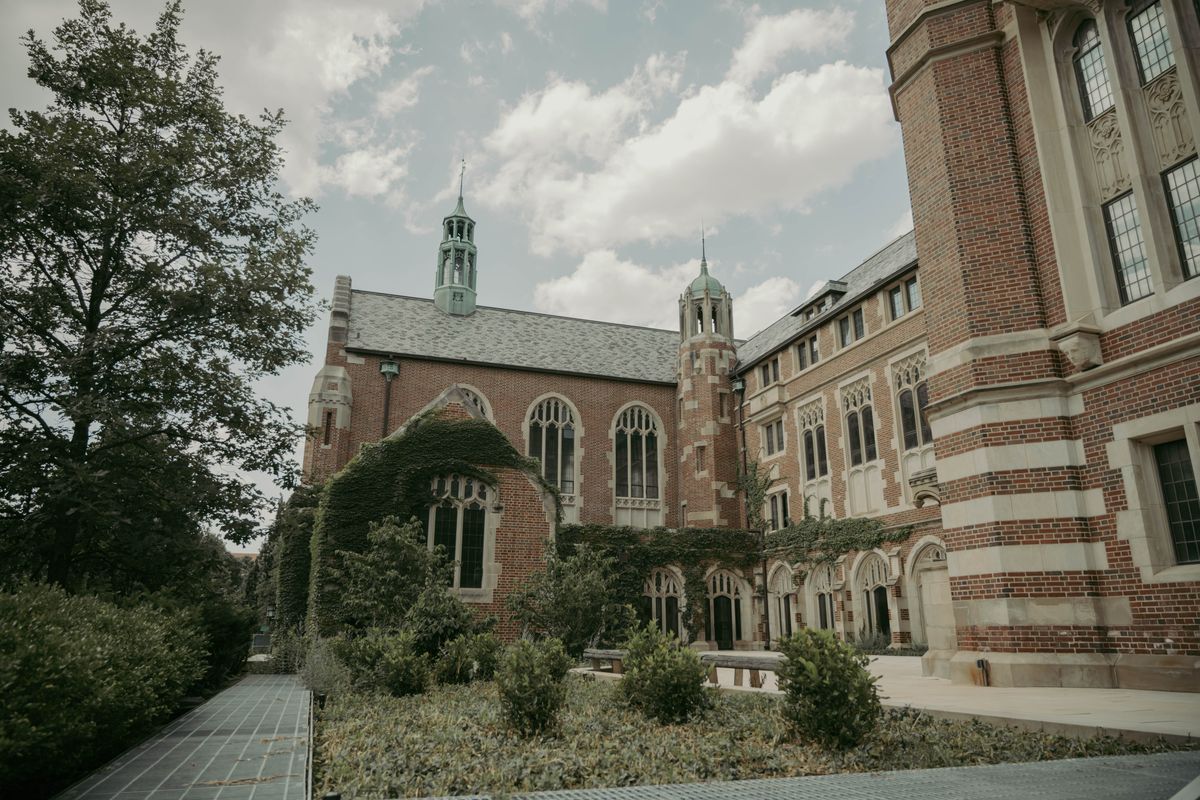 student moves in Gravesend — Loaded properly: blankets, straps and a plan in Gravesend