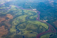 俄罗斯哈卡斯山脉郁郁葱葱的绿地中，河流蜿蜒的曲线构成了一幅空中景观