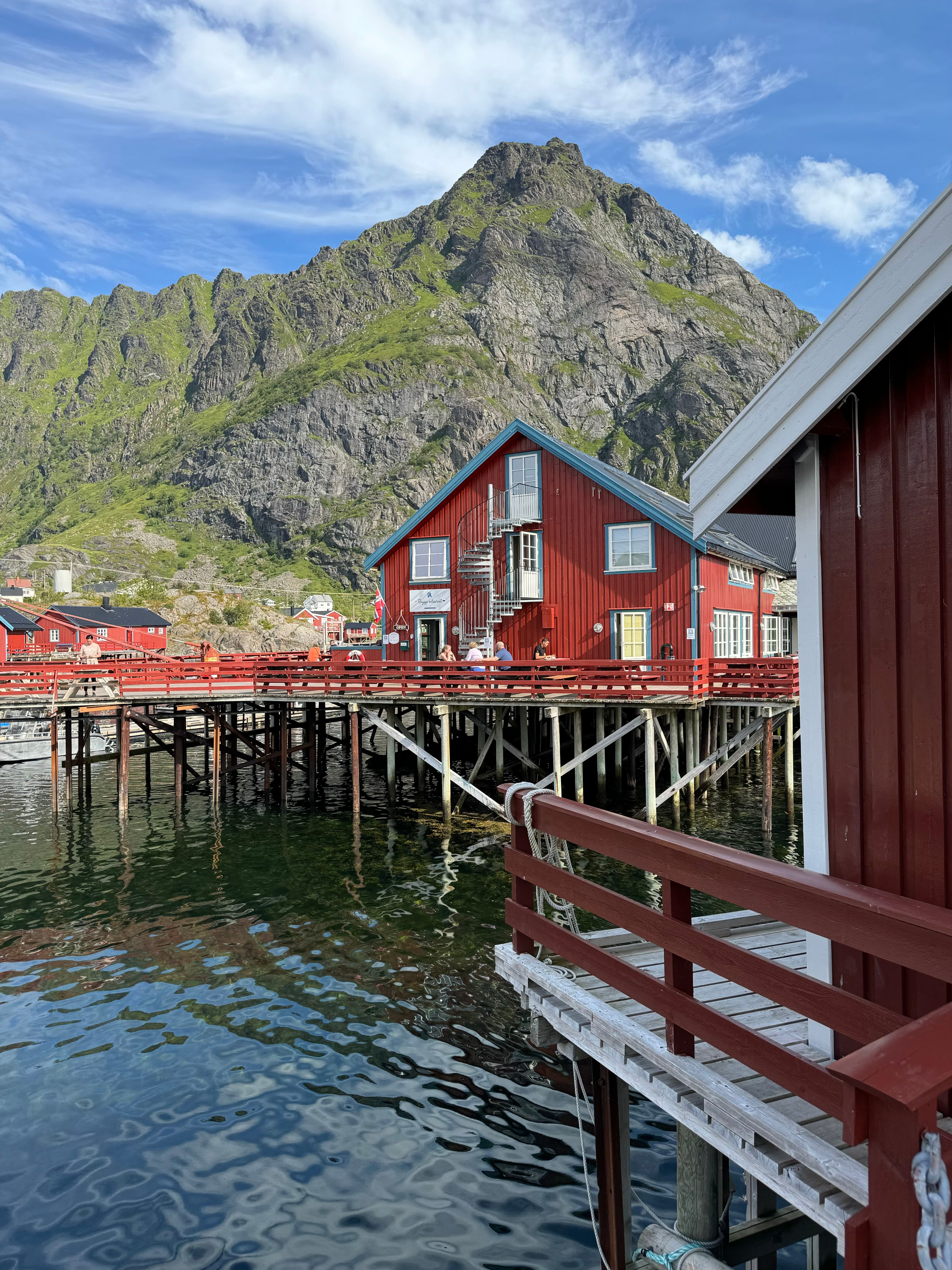 Noors huis aan het water met uitzicht op fjord
