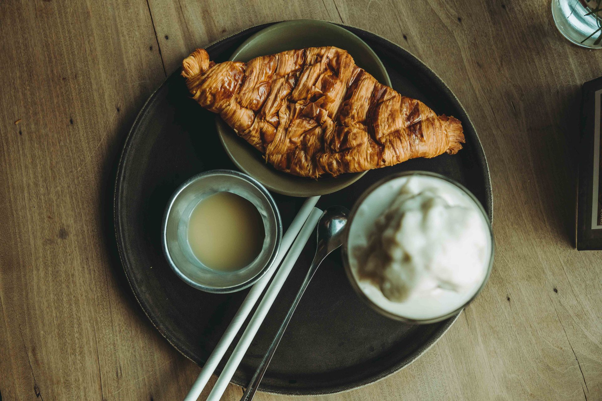 Croissant en koffie op houten tafel
