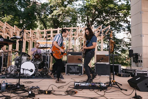 Foto Da Banda Tocando No Palco