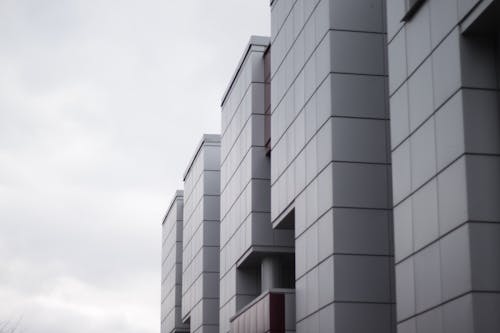 Fotografía De ángulo Bajo Del Edificio Gris De Gran Altura