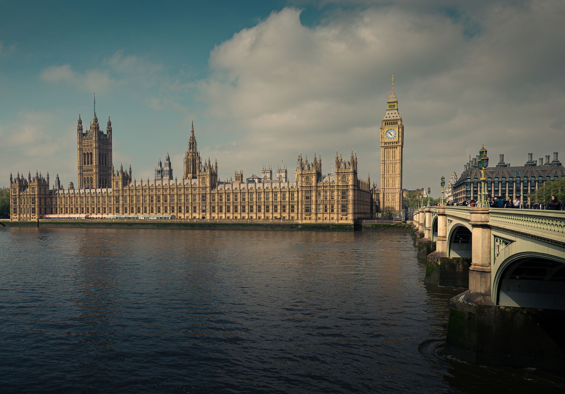 Londra'da Westminster ve Thames nehrinin geniş görünümü