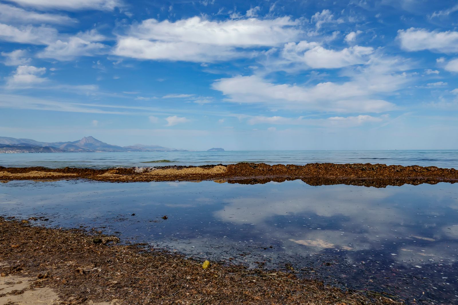 Cazare în Alicante: marea la San Juan de Alicante, cu munții Costa Blanca în zare
