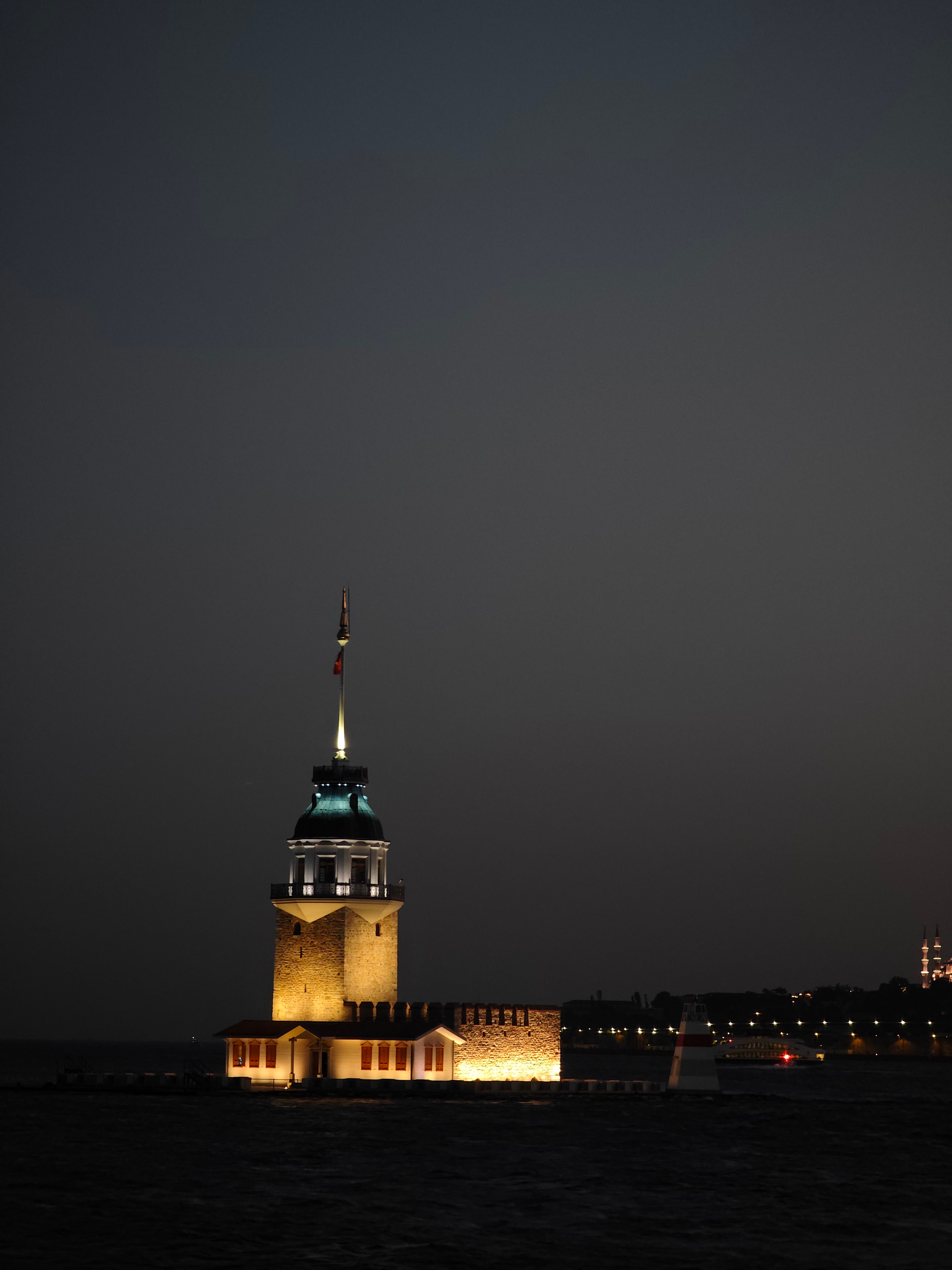 Illuminated Kiz Kulesi in Istanbul in Evening · Free Stock Photo