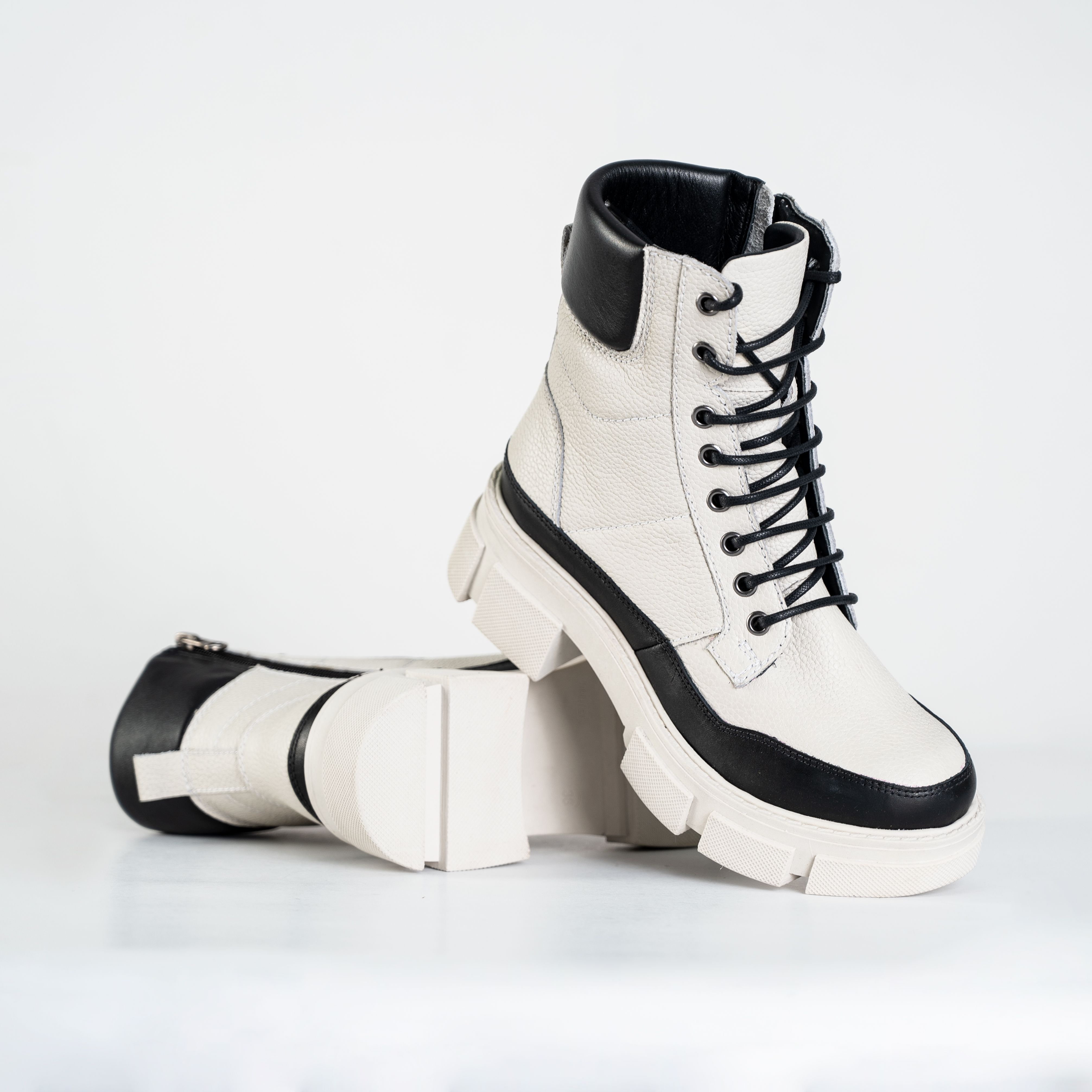 Granskar Trail Mid boot in birch and black grain leather — photo by José Martin Segura Benites on Pexels