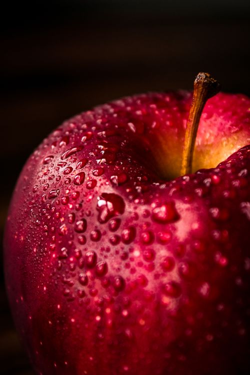 Free Vibrant red apple covered in refreshing water droplets, highlighting its juicy and healthy appeal. Stock Photo