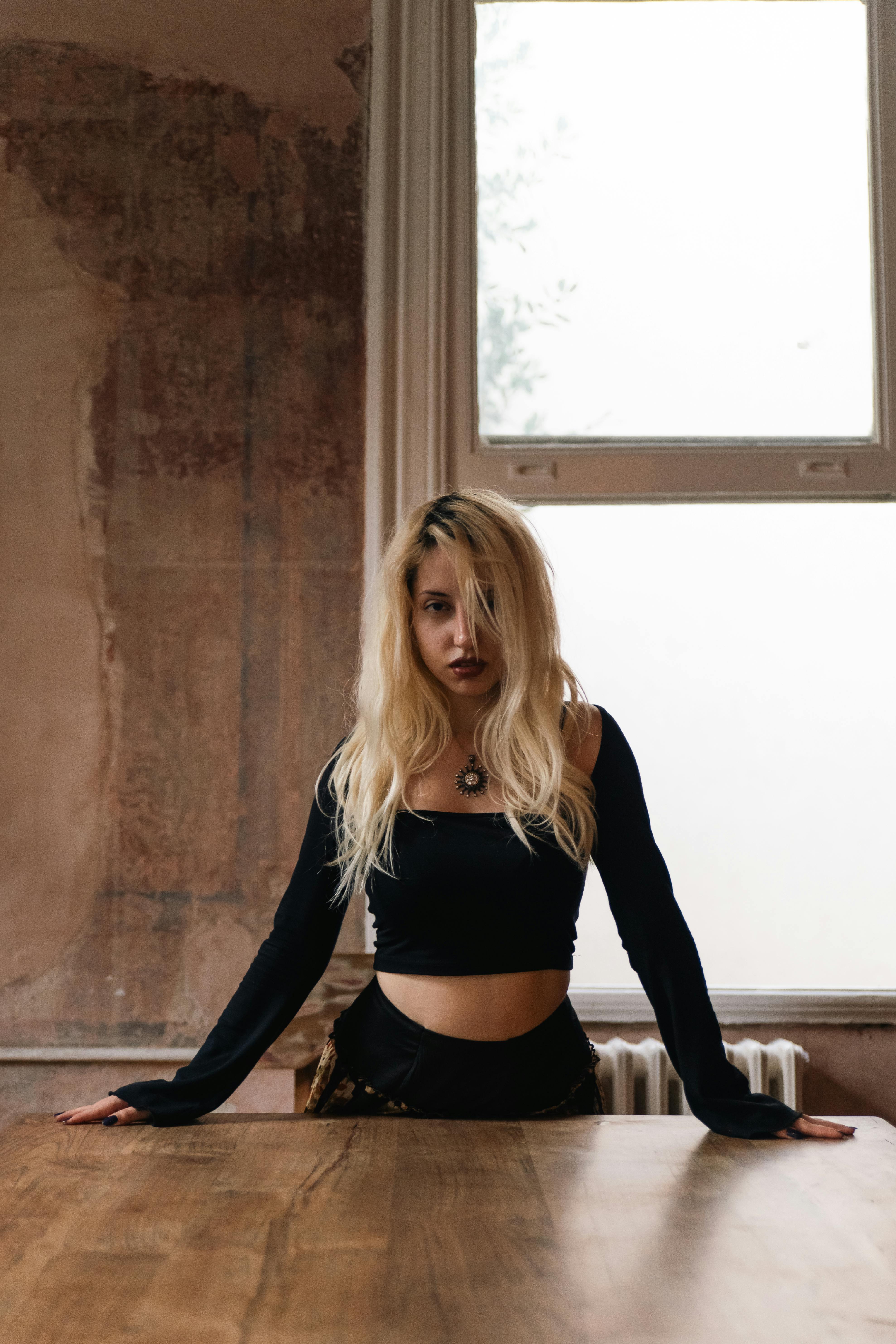 bezplatná Základová fotografie zdarma na téma blond, blond vlasy, černá Základová fotografie