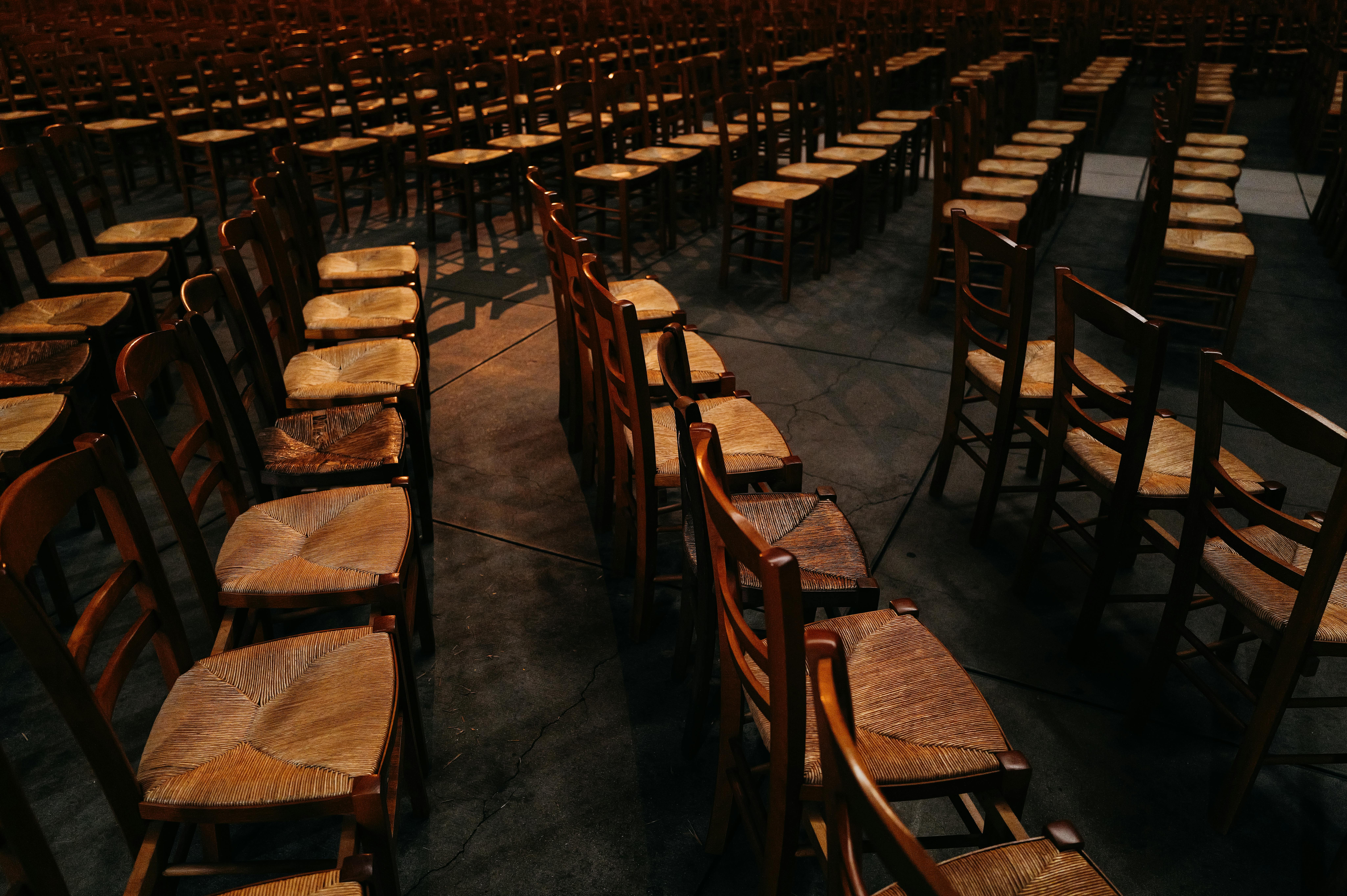 Ücretsiz ahşap, ahşap iskemleler, armoni içeren Ücretsiz stok fotoğraf Stok Fotoğraflar