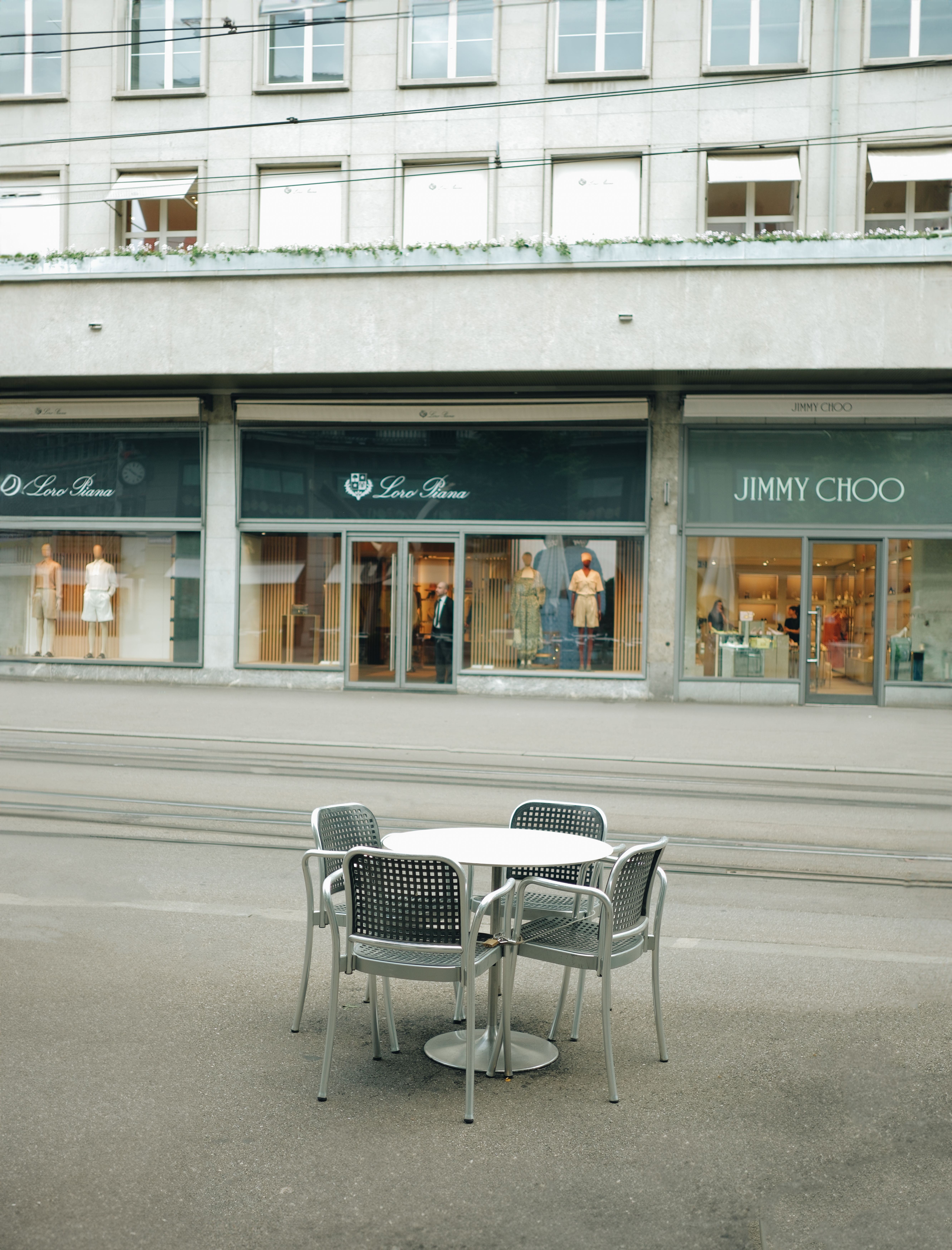 A table and chairs in front of a store · Free Stock Photo