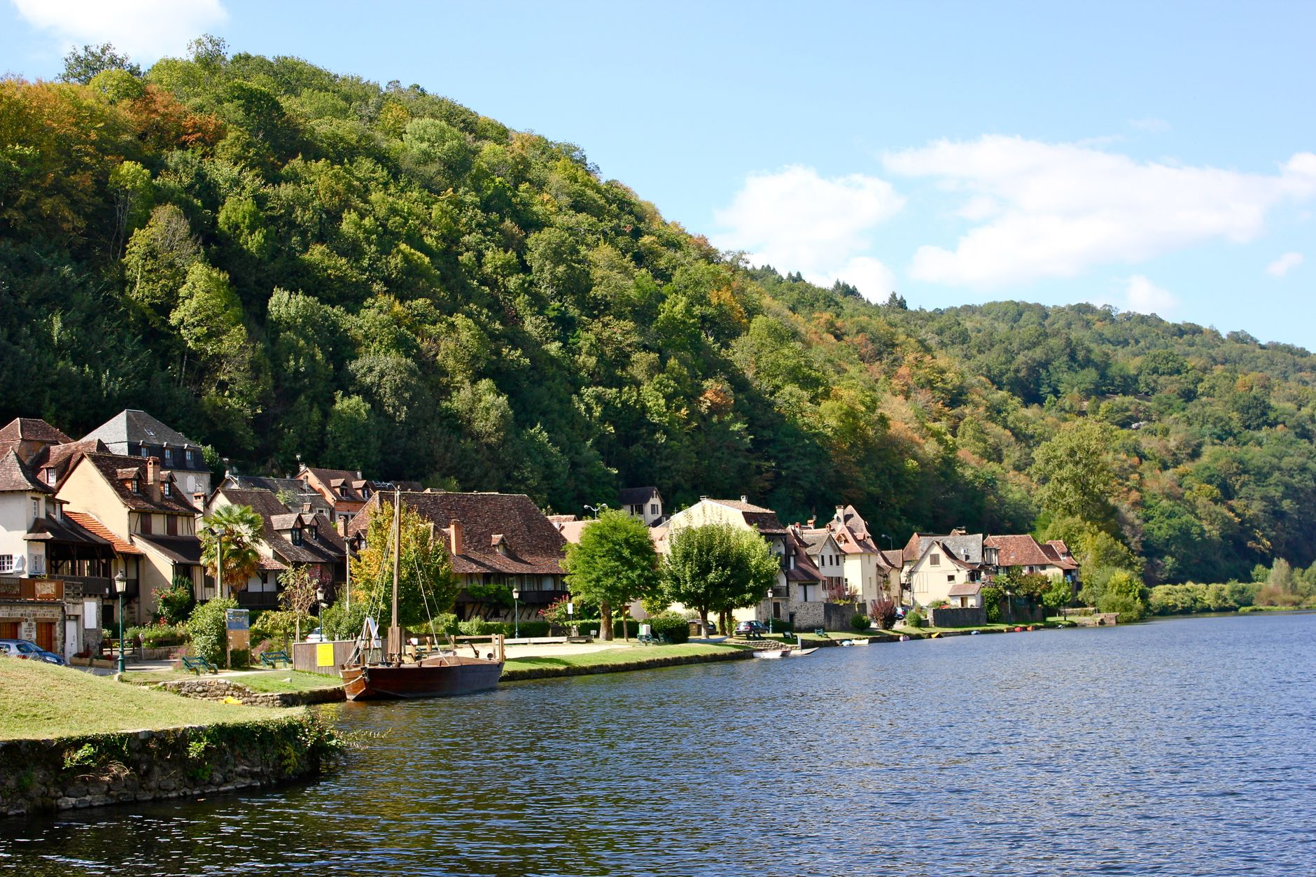 Couple de Dordogne gagne 10 M€ au Loto en jouant en attendant un restaurant