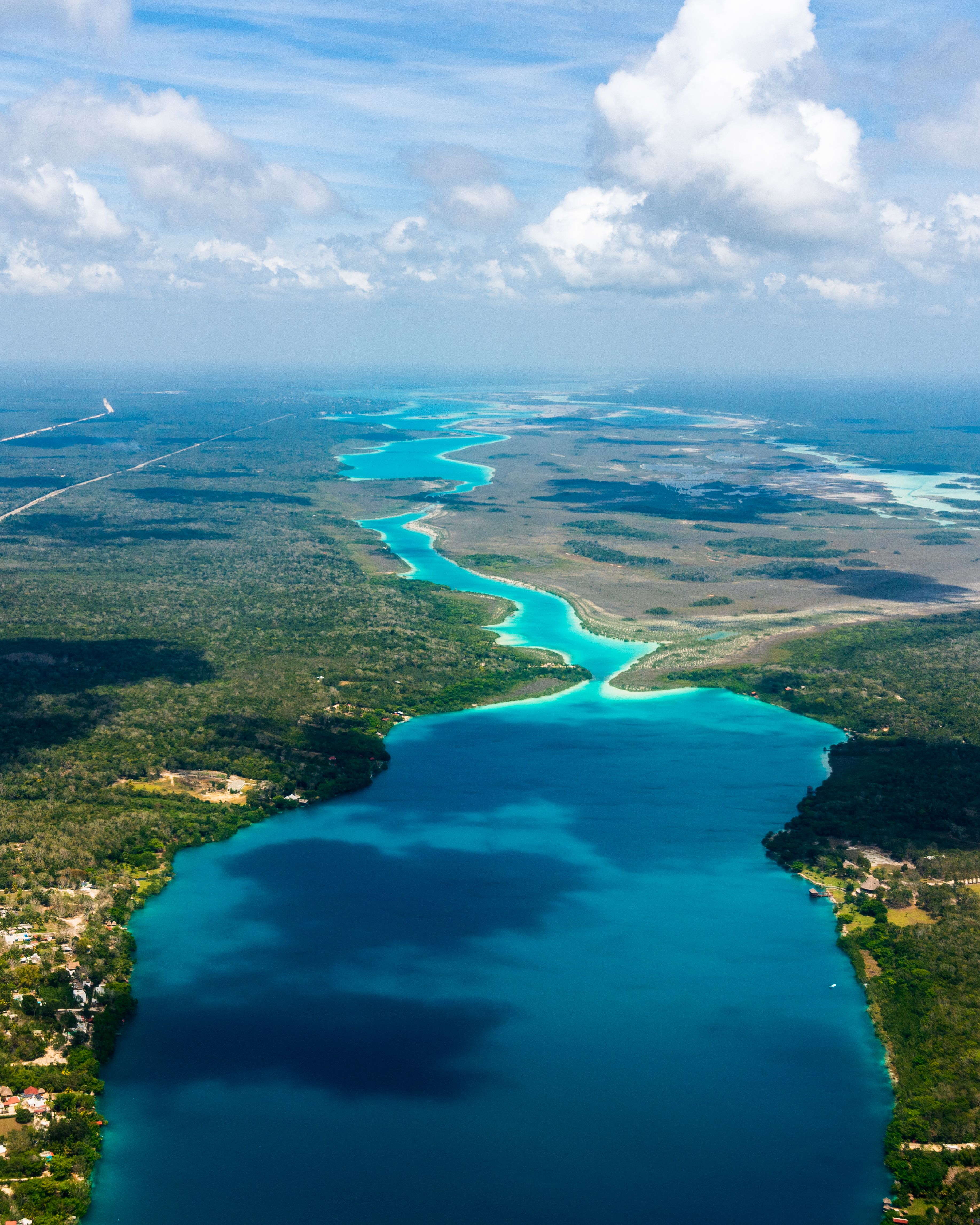 Les rapides de Bacalar vus du ciel, eaux turquoise de la lagune aux sept couleurs au Mexique