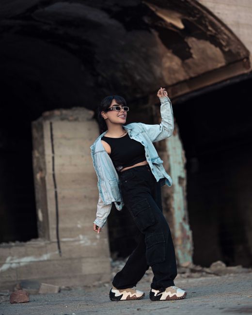 Camicia di jeans aperta su crop nero e cargo, sneakers pronte a tutto. oggi comoda e semplice, senza pentimenti.
#lookdelgiorno #black #jacket #pants