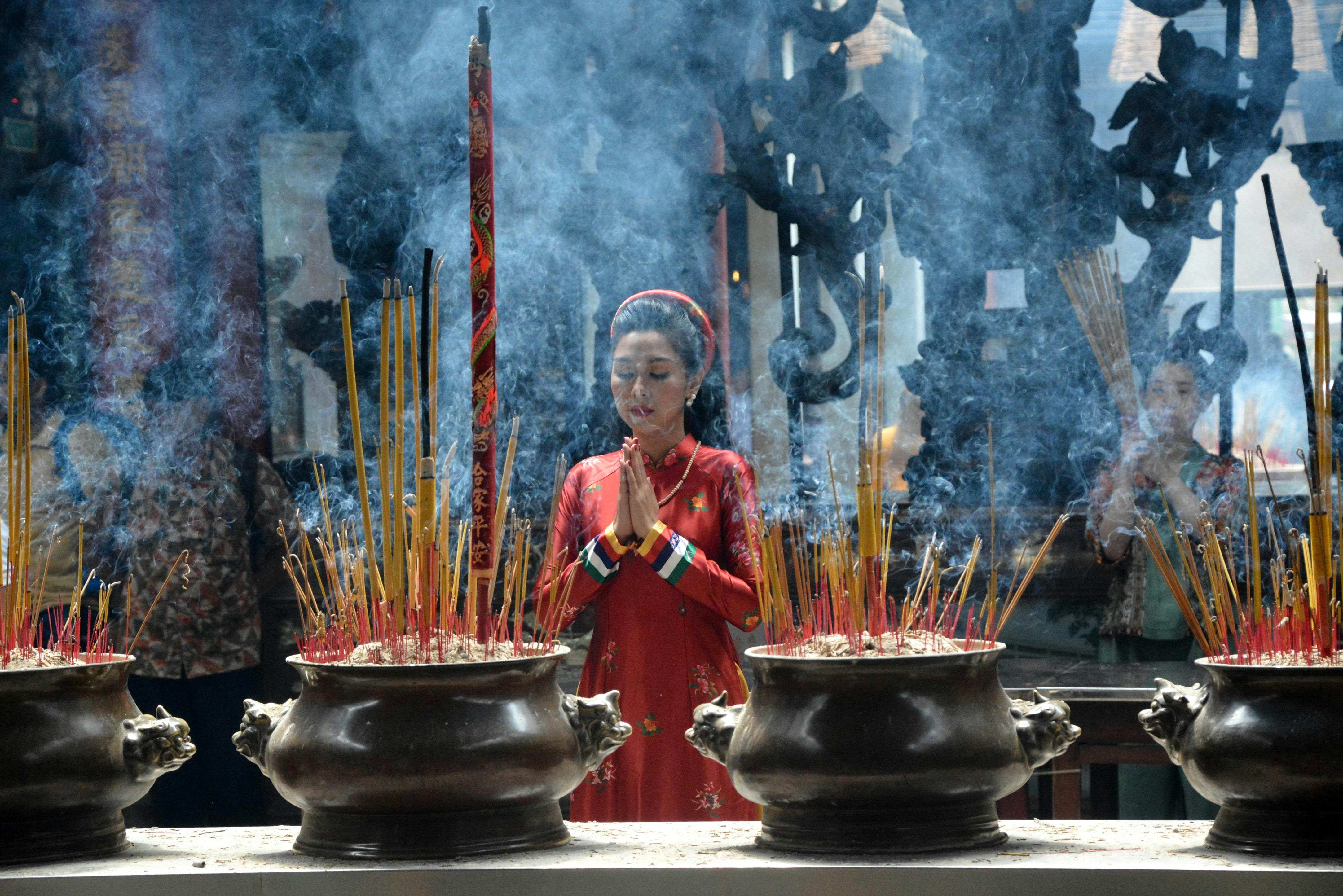 賴總統龍山寺參香 期盼國防預算獲立院通過