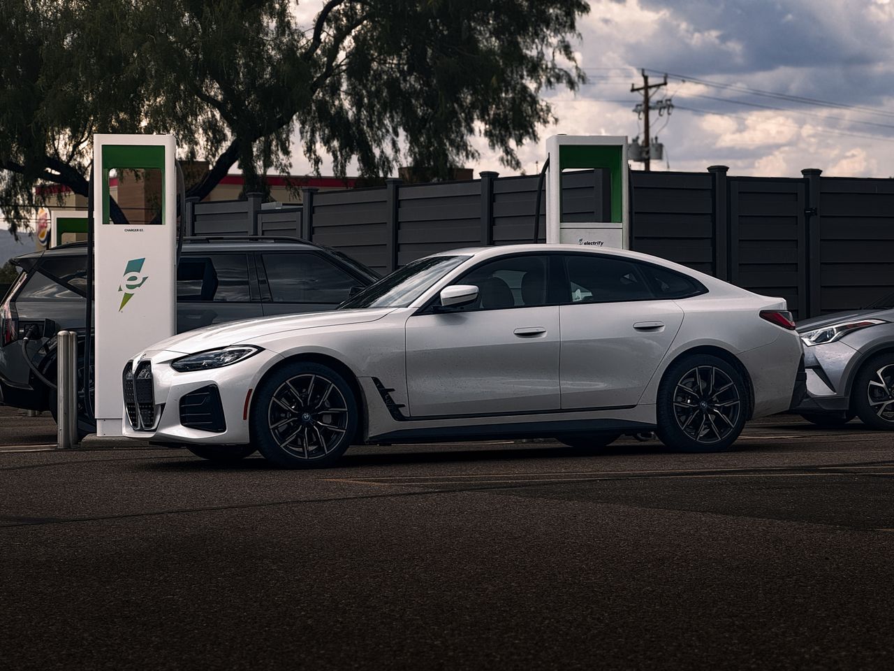 Elektrofahrzeug steht an einer Ladesäule bereit.