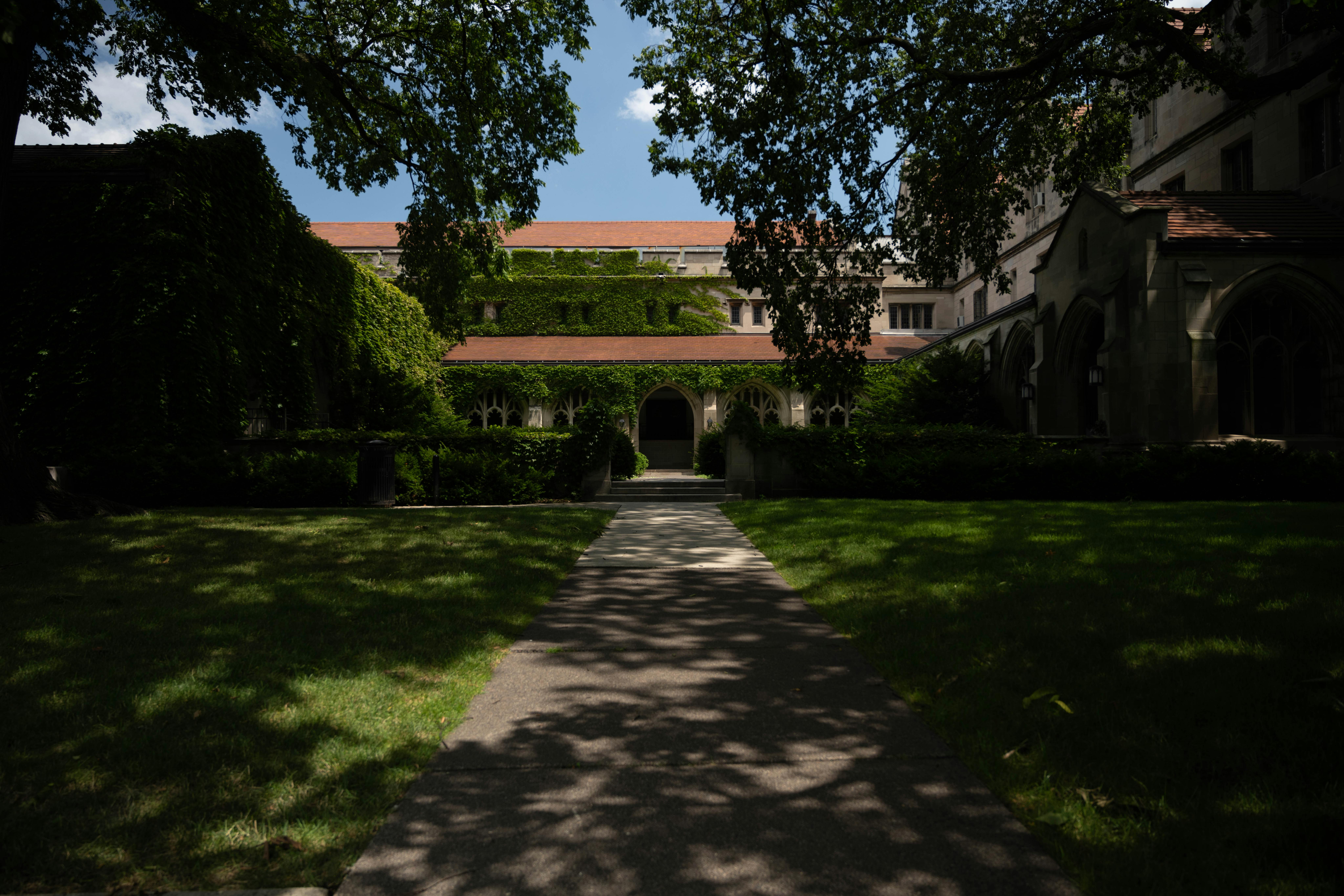 a classic Chicago Greystone building in Lincoln Park - chicago flats for rent