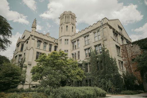 Free Elegant Gothic-style architecture on a sunny day in Chicago, showcasing historic charm. Stock Photo