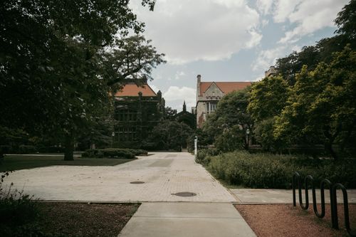Free Scenic view of a historic university campus with lush greenery and architectural buildings in Chicago. Stock Photo