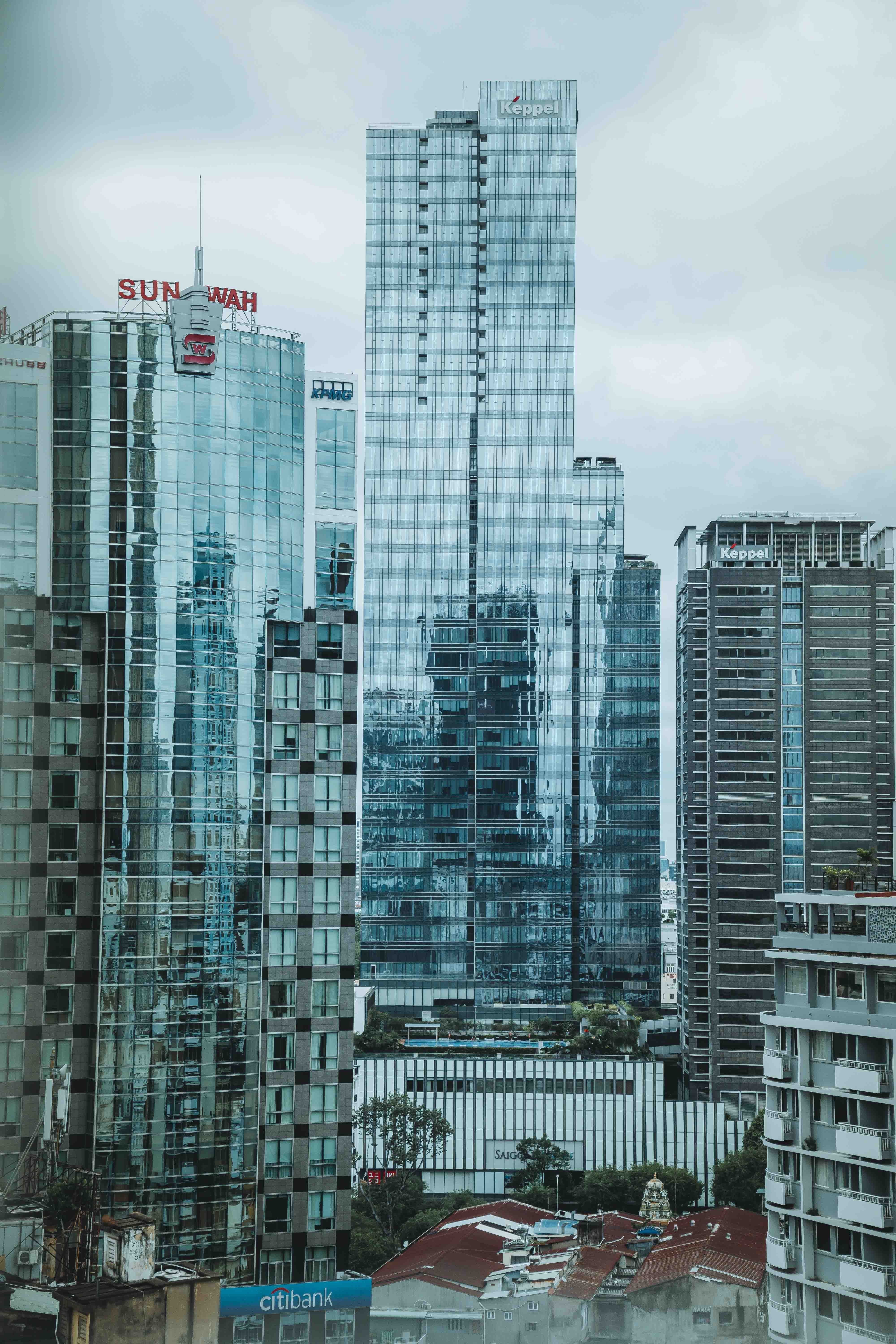 A city skyline with tall buildings and tall buildings · Free Stock Photo
