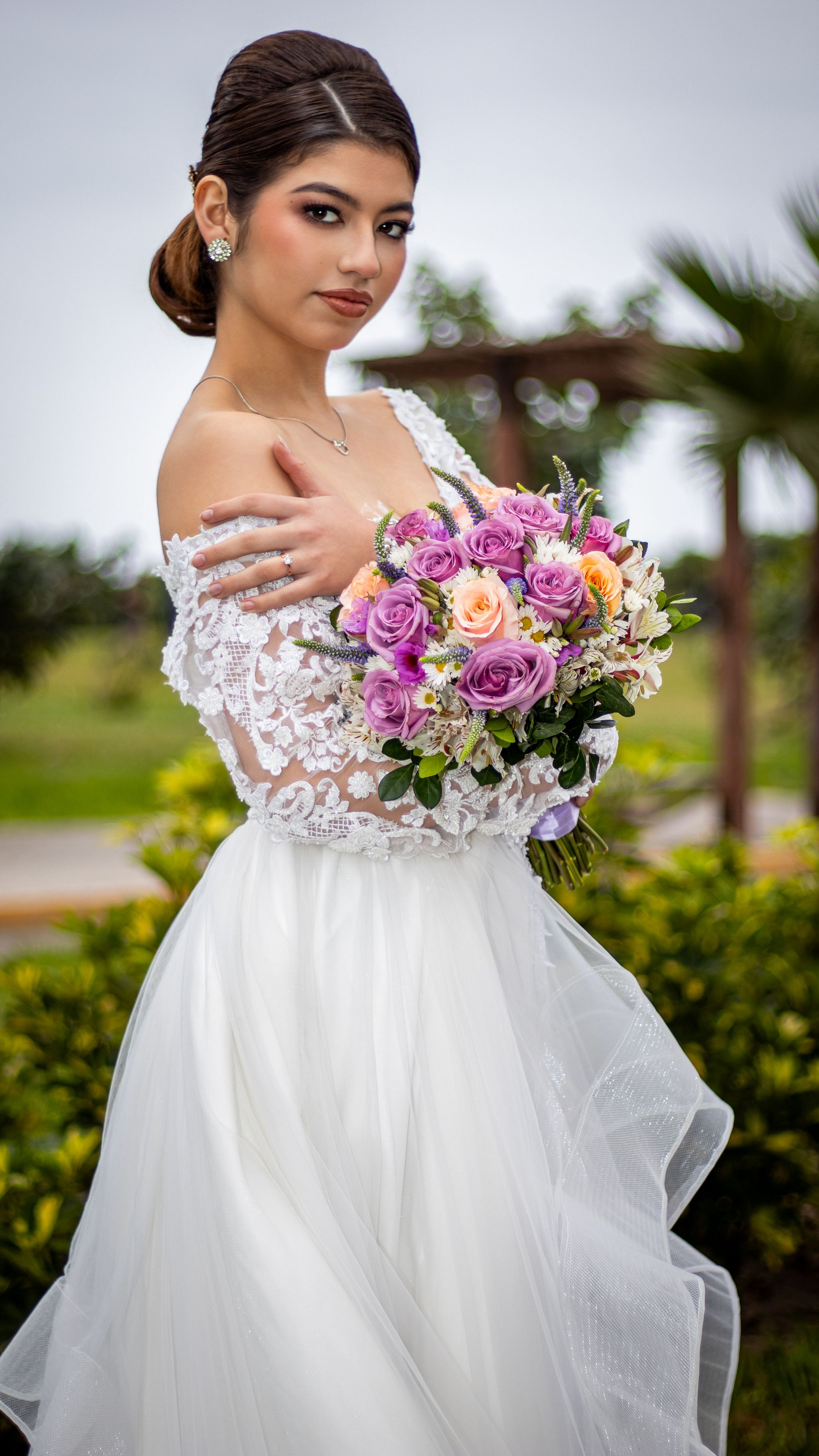 Beautiful outdoor bridal portrait with a stunning bouquet in Lima, Perú.