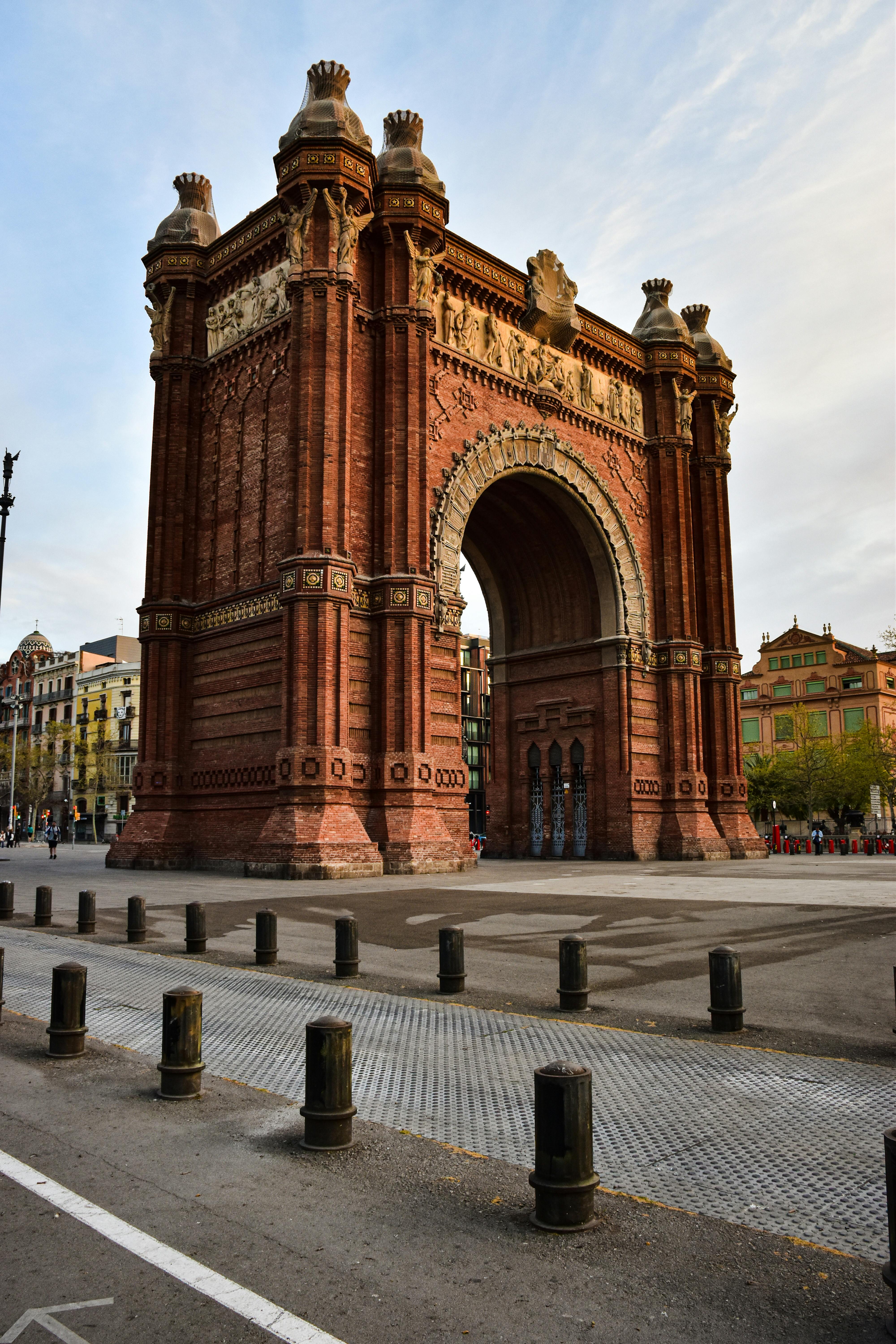 the arc de triomphe in barcelona spain