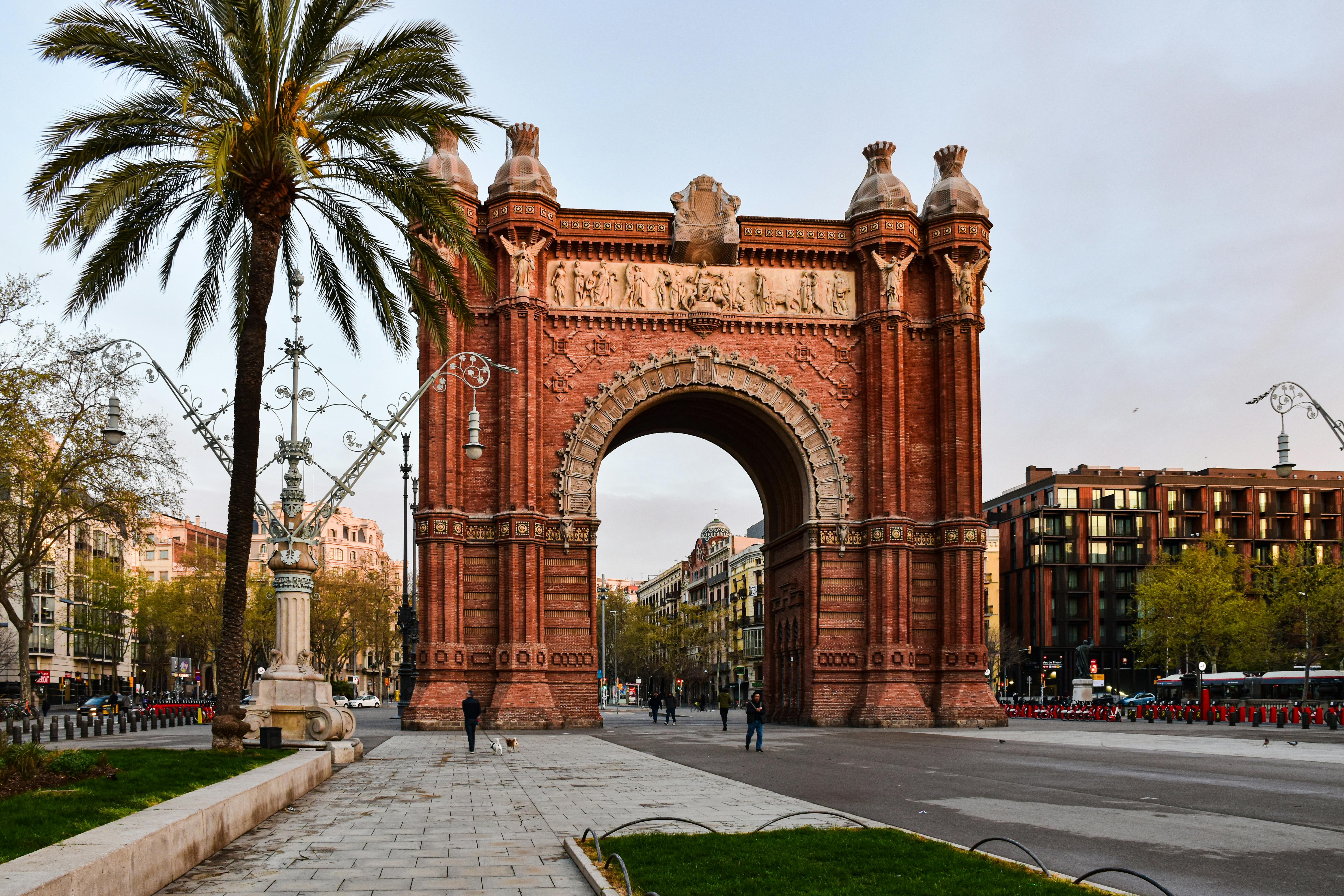 the arch of barcelona is shown in this photo