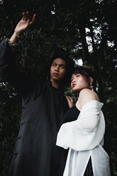 一对夫妇站在树下，在自然环境中流露出亲密感