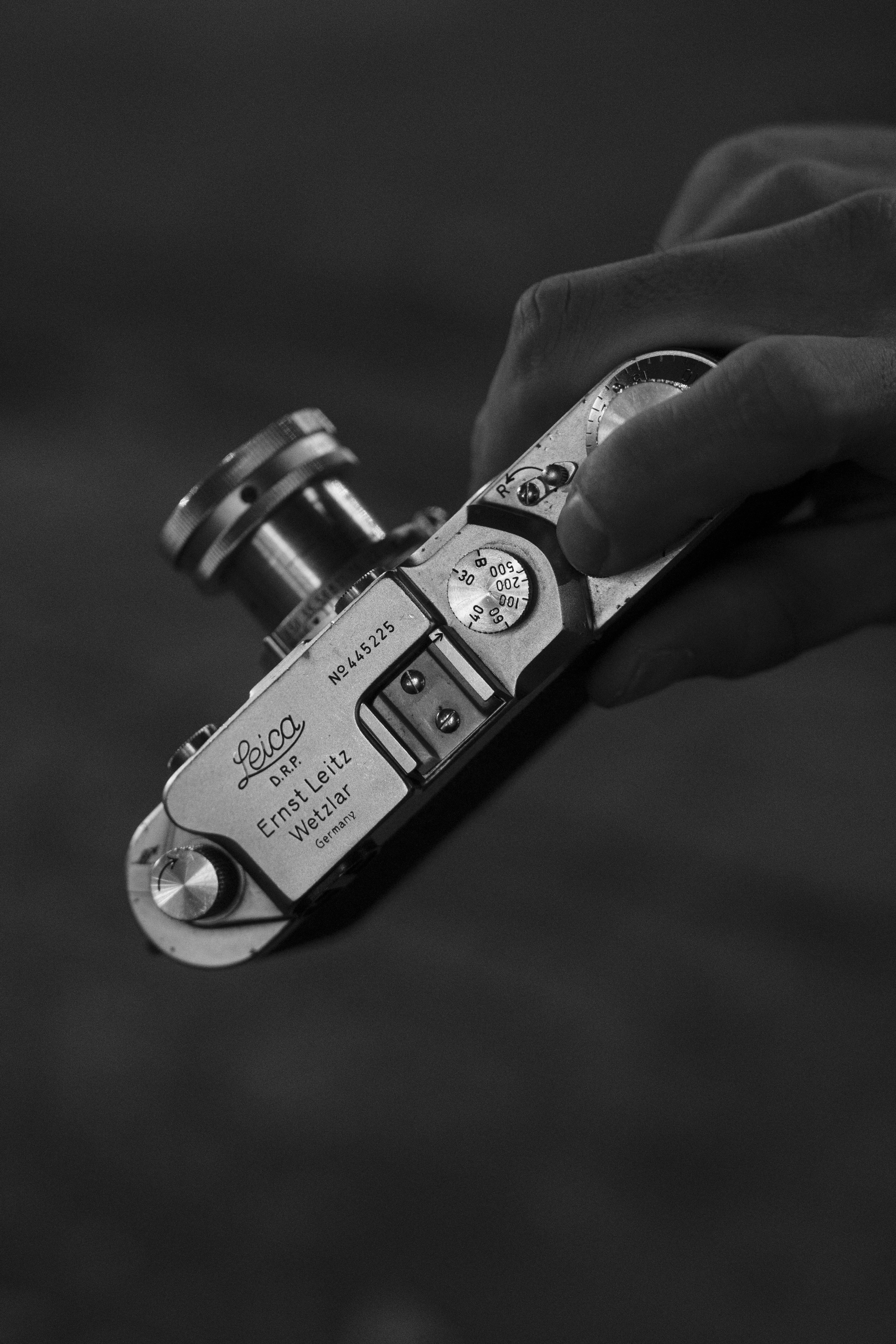 Ücretsiz açıklık, analog kamera, avuçiçi içeren Ücretsiz stok fotoğraf Stok Fotoğraflar