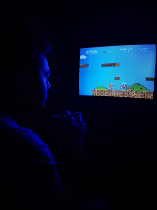 бесплатная фотография человека, играющего в Super Mario Bros Стоковое фото