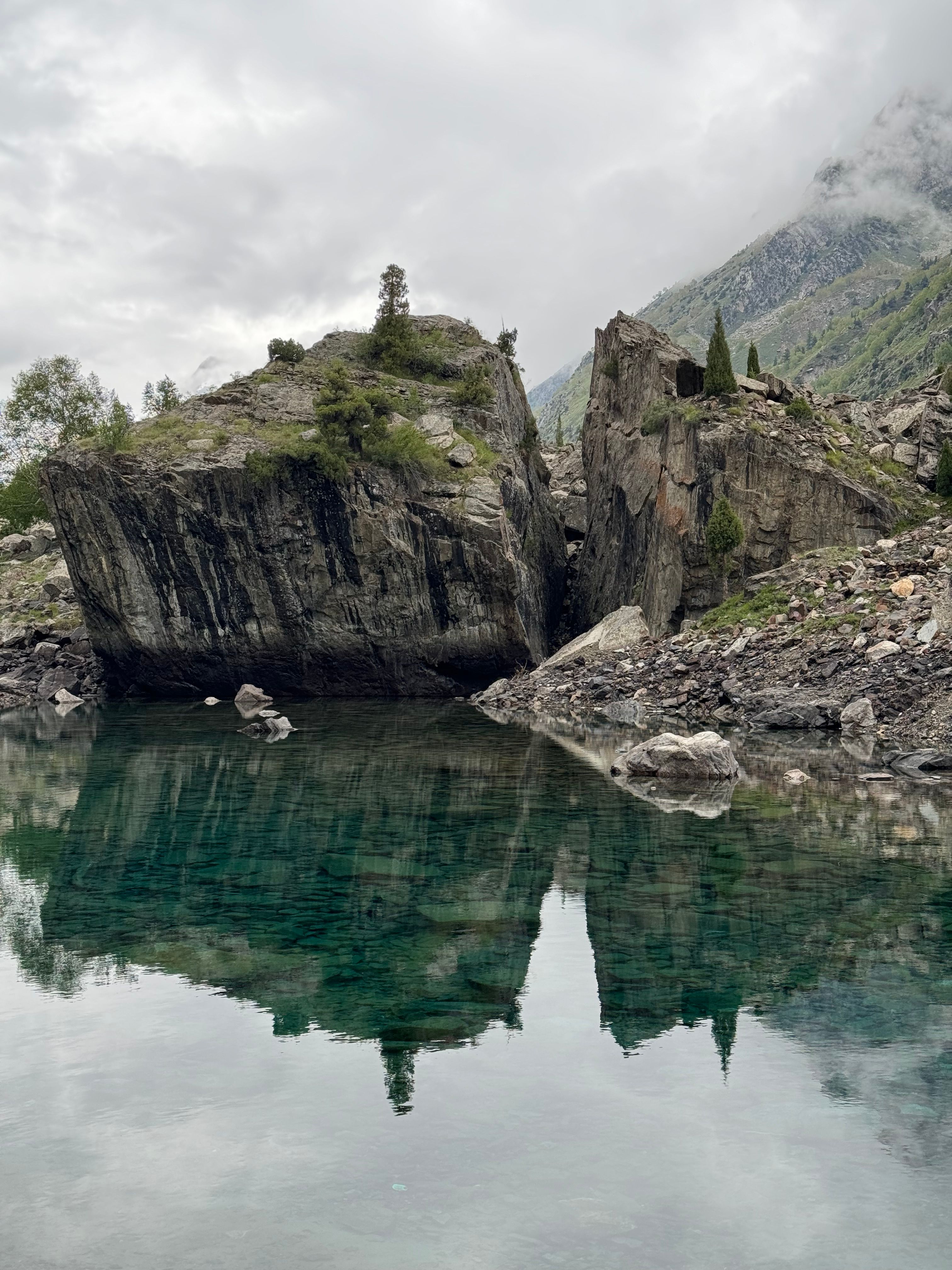 View of Rock Formations in a Body of Water · Free Stock Photo