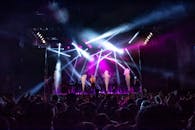 在巴西圣保罗的一场音乐活动中，一场灯光明亮、观众活跃的现场音乐会令人激动不已