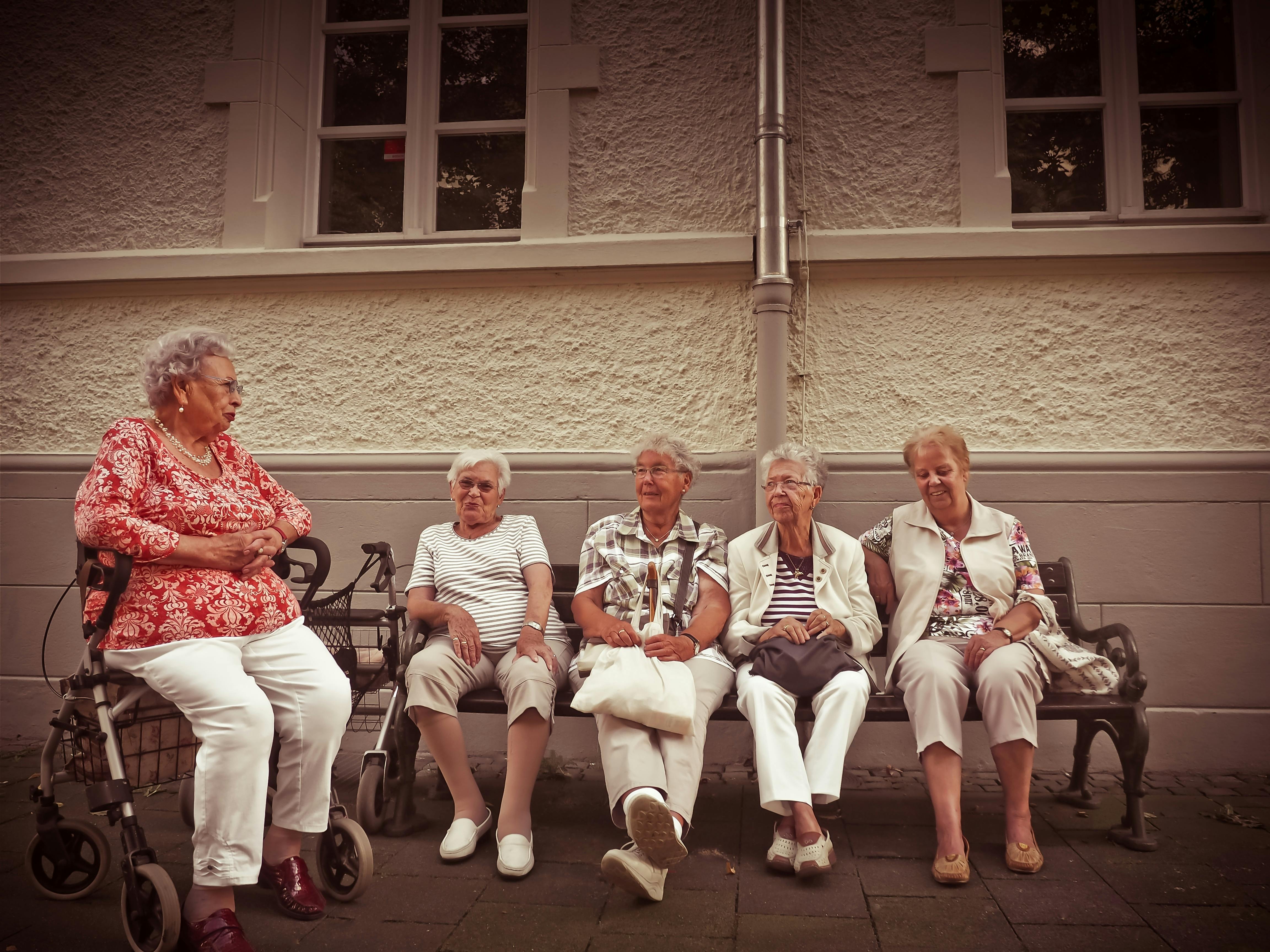 Group of old woman outdoors | Photo: Pexels